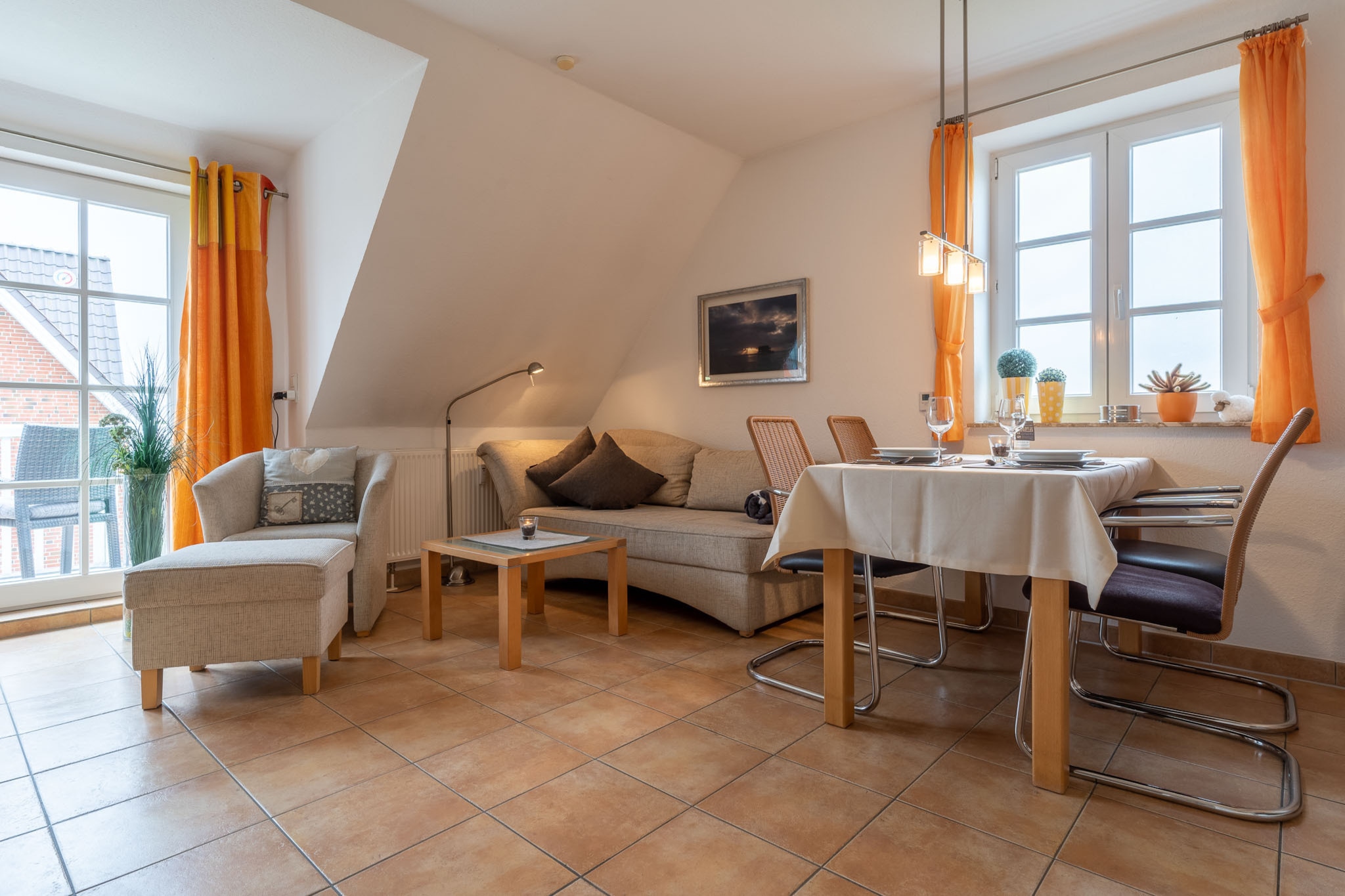 In this beautiful maisonette you can relax, read a good book or relax in your own personal way. At sunset, you can relax on the balcony to end the day or plan activities for the coming days. This comfortable holiday apartment in the Ording district is located on the outskirts and has a green meadow on two sides. With the World Natural Heritage, the North Frisian Wadden Sea National Park, as neighbours, you can enjoy a relaxing holiday. A landing site for migratory birds, right next to the house on a green meadow, is not only of interest to ornithologists - and in the background you can see Germany's most famous lighthouse: Westerheversand. This is an ideal starting point for long walks on the seabed (only possible at low tide) or cycling trips.



Details: Consumption-based energy costs, bed linen, towels, final cleaning, WiFi



Activities nearby: 12 km long and 2 km wide fine sandy beach combined with the scent of pines and salt marshes: that is St. Peter-Ording! Experience Germany's only seaside resort with its own sulfur spring. The elongated holiday resort consists of four districts, the most beautiful of which is the old St. Pietersdorp. The old brick church and the many thatched Frisian houses inspire here. Each neighborhood has its own bathing area with a restaurant on stilts. The West Coast Park offers variety for all the family with a petting zoo and a unique robbarium. The little guests are also spoiled 5 days a week in the playhouse: The playhouse is a children's paradise with bouncy castles, ball pit and many toys. Games, crafts or baking afternoons are offered together. But also clowns, children's songs, puppet theatre, storytellers or magicians are often guests and provide a lot of fun.



Not suitable for people with reduced mobility