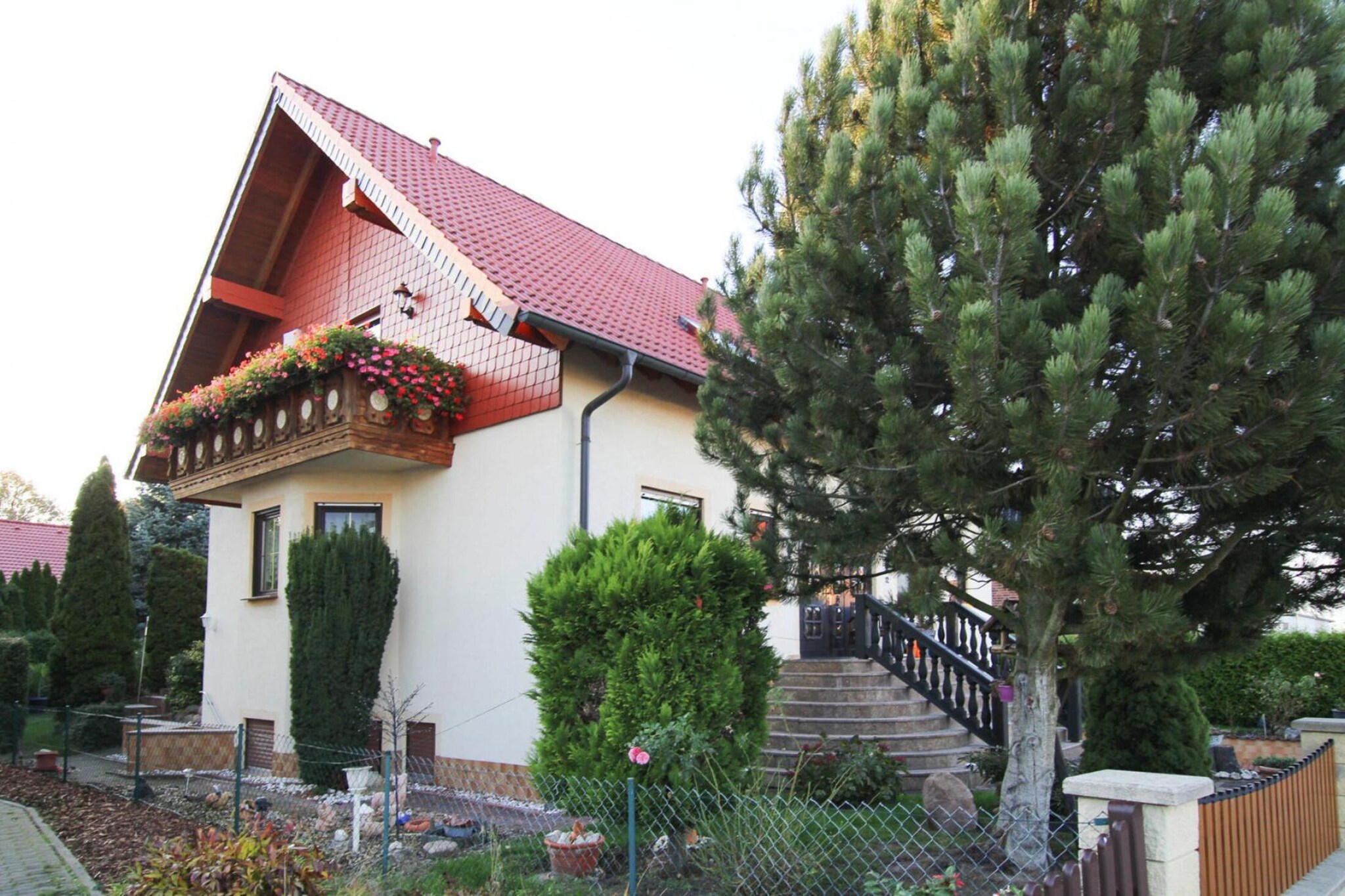 Ideal for couples and small families: The holiday apartment on the outskirts of Leipzig is on the upper floor of a detached house, just 1.4 km from Lake Kulkwitz with a beautiful bathing area. If you need a bit of urban flair, you can even reach Leipzig in less than half an hour by public transport. The holiday apartment is located in the small town of MarkranstÃ¤dt and is the ideal starting point for numerous activities. Leipzig city center is about 10 km away.

Highlights included:
All consumption-dependent energy costs, bed linen, towels and final cleaning
WiFi

Activities nearby: Holiday on the outskirts of Leipzig: Experience the unique, traditional Saxon cosiness and relax after an eventful day at the nearby Lake Kulkwitz. The crystal-clear water makes Lake Kulkwitz one of the most popular diving areas in Germany. Here you can swim, hike, boat and water ski. Look forward to fun and relaxation on the surfing and bathing beach, excursions on the developed hiking and cycling routes and great cultural experiences in Leipzig. Visit Auerbachs Keller, the MÃ¤dler Passage, the Nikolaikirche and the Museum of Fine Arts - in Leipzig everything is close together.

Note: Fitters are not allowed, the apartment is not suitable for them.