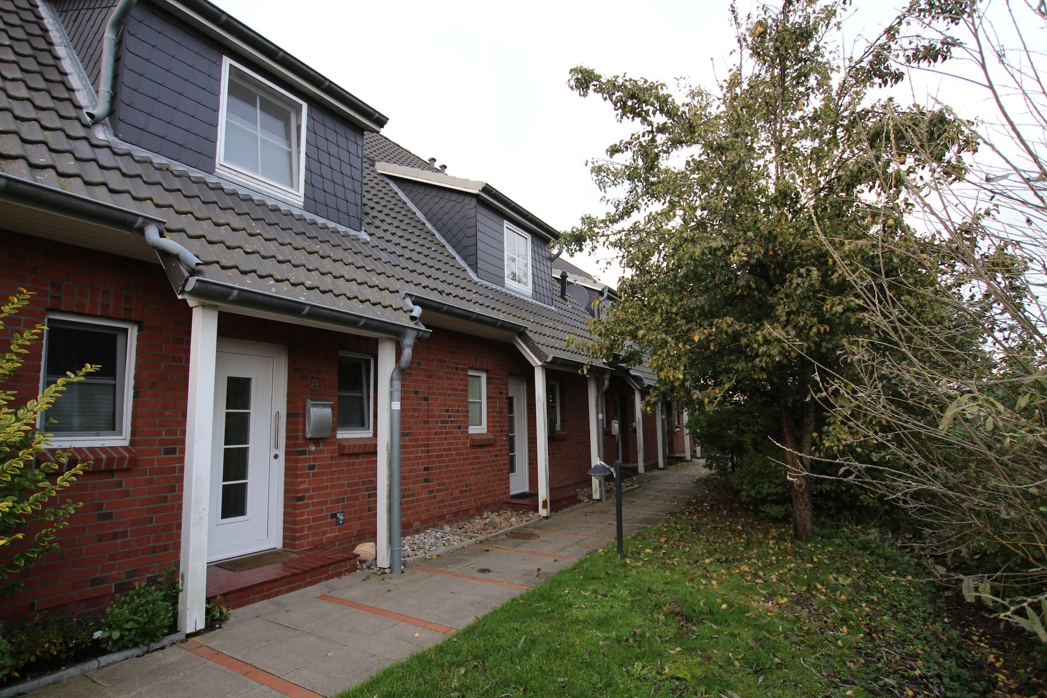 In this beautiful terraced house you can relax, read a good book or relax in your own personal way. On the terrace and in the small garden you can end the day relaxing or plan the activities for the coming days. This terraced house in the Ording district is located on the edge and you have a green meadow on two sides. With the World Natural Heritage, the North Frisian Wadden Sea National Park, as neighbours, you can enjoy a relaxing holiday. A landing site for migratory birds, right next to the house on a green meadow, is not only of interest to ornithologists - and in the background you can see Germany's most famous lighthouse: Westerheversand. This is an ideal starting point for long walks on the seabed (only possible at low tide) or cycling trips.
Details: Consumption-based energy costs, bed linen, towels, final cleaning, WiFi
Activities nearby: 12 km long and 2 km wide fine sandy beach combined with the scent of pines and salt marshes: that is St. Peter-Ording! Experience Germany's only seaside resort with its own sulfur spring. The elongated holiday resort consists of four districts, the most beautiful of which is the old St. Pietersdorp. The old brick church and the many thatched Frisian houses inspire here. Each neighborhood has its own bathing area with a restaurant on stilts. The West Coast Park offers variety for all the family with a petting zoo and a unique robbarium. The little guests are also spoiled 5 days a week in the playhouse: The playhouse is a children's paradise with bouncy castles, ball pit and many toys. Games, crafts or baking afternoons are offered together. But also clowns, children's songs, puppet theatre, storytellers or magicians are often guests and provide a lot of fun.
Not suitable for people with reduced mobility