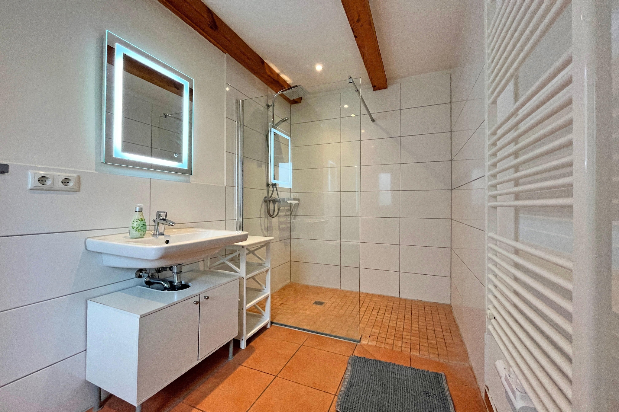 Appartement 4 rechts außen - Badkamer
