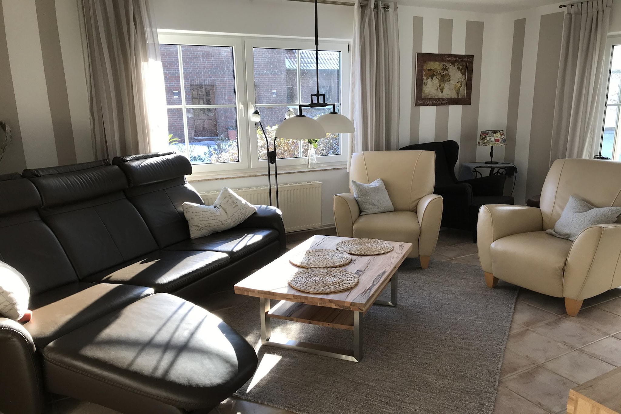 Holiday home with very tasteful furnishings and a light-flooded conservatory. You can relax in the well-kept, sunny garden with a lawn and from the conservatory you have a beautiful view of the countryside. The popular Butjadingen peninsula not only offers a healthy North Sea climate, but is also bordered by the Jade Bay and the Weser. The young town of Nordenham adjoins the municipality of Butjadingen in the south-east. Here you will find an attractive pedestrian zone with many shops, cozy cafes and restaurants. Activities in the area: The Wadden Sea and the 2006 newly built Wattensteg invite you to extensive hikes. Alternatively, the 1.8-hectare saltwater bathing lake "Nordsee-Lagune" is ideal for bathing fun for the whole family regardless of the tide. On bad weather days, a visit to the play barn is a must. Mobility: Not suitable for people with limited mobility.