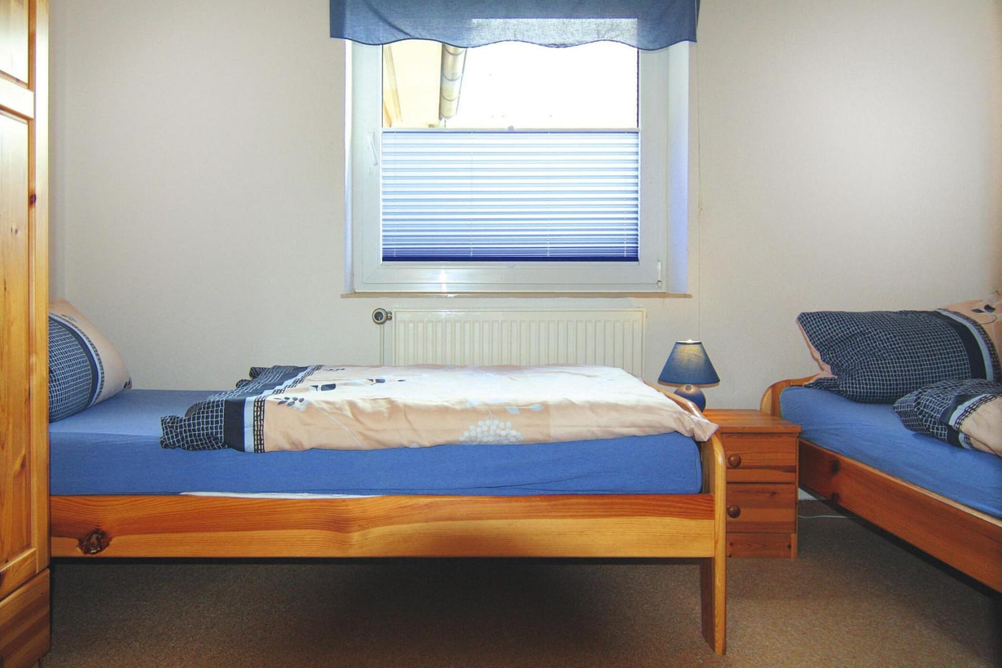 Ground floor: (Kitchen(electric kettle, toaster, cooker(ceramic), coffee machine, oven, microwave, fridge(+ freezer)), Living/diningroom(double sofa bed, double sofa bed, TV(satellite), radio, CD player), bedroom(single bed, single bed), bathroom(shower, washbasin, toilet))\n\ngrill, heating(gas), garden furniture, parking, high chair, baby crib(free), Towels/Sheets (extra fee)