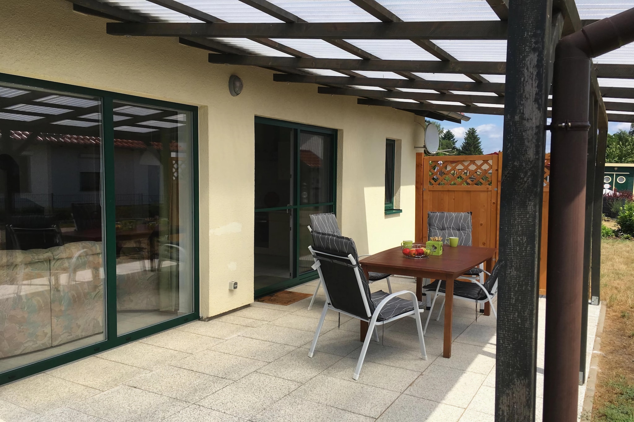 open kitchen(dining table, hob(4 ring stoves, electric), electric kettle, toaster, coffee machine, oven, dishwasher, fridge-freezer), Living/diningroom(double sofa bed, TV(satellite), fireplace, DVD player, Blu-ray player, radio, CD player), bedroom(2x single bed), bedroom(double bed), bathroom(shower), toilet, storage, seating area, grill, heating(gas), terrace(roofed), garden furniture, BBQ, parking, high chair, baby crib(free), Towels/Sheets (extra fee)