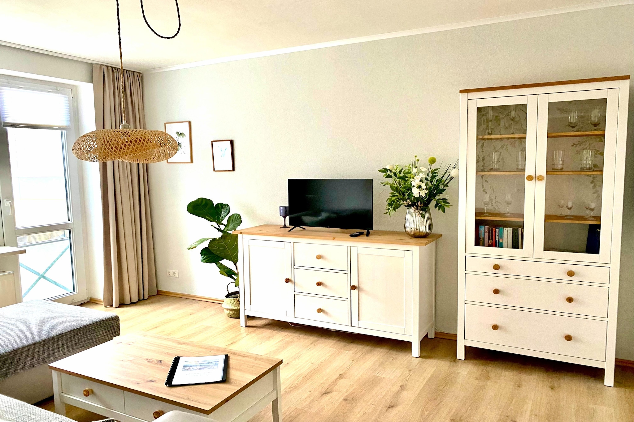 On the 1st floor: (Living room(double sofa bed, TV(cable), DVD player, radio, CD player, heating(central)), Kitchen(dining table, hob(ceramic), hob(ceramic), electric kettle, toaster, coffee machine, microwave, fridge-freezer), bedroom(double bed, TV(cable)), bathroom(shower, toilet), storage(bicycle storage))\n\nTowels/Sheets (extra fee)