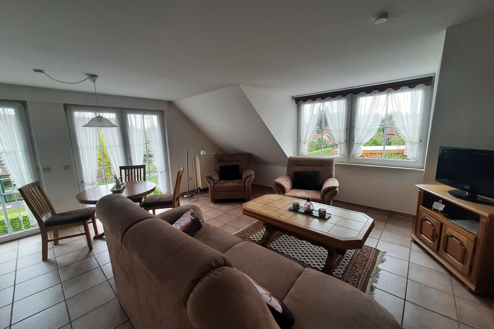 Located just 150 meters from the elongated Lake Mirow: Small apartment house with comfortably furnished holiday apartments. The four apartments in total are located on the upper floor of the house, offer plenty of space for up to four people and are equipped with WiFi and cable TV. This means you have a nice retreat to relax in after an eventful day of vacation.
The small town of Mirow is idyllically located on the edge of Lake Mirow. Visit the romantic castle island with the residential palace, the historic gatehouse and the St. John's Church. Many restaurants and cafés in and around Mirow invite you to take a quiet break with a cup of coffee or a fresh fish dish. The Mirow lock on the Müritz-Havel waterway is also worth seeing.
Highlights included:
All consumption-based energy costs
WIRELESS INTERNET ACCESS
Tourist tax
Activities nearby: hikers, cyclists and horse riders will particularly enjoy the car-free forest and walking paths. With its unique flora and fauna, the surrounding area is a real attraction for nature-loving holidaymakers. Around Mirow you will also find an attractive water sports area: In addition to tours on the excursion boat on the Müritz, there are also boat rentals and canoe stations where you can take part in organized canoe tours or explore this wonderful area on your own. If the sun doesn't show up, we recommend a visit to the Müritz Therme in Röbel, where you can experience 3,000 square meters of fun and bathing pleasure in any weather.
Important note: Bed linen and towels are not included in the tour price. Linen packages must be booked and paid for in advance through Belvilla (EUR 25 per person/change). Otherwise, all laundry must be brought with you.