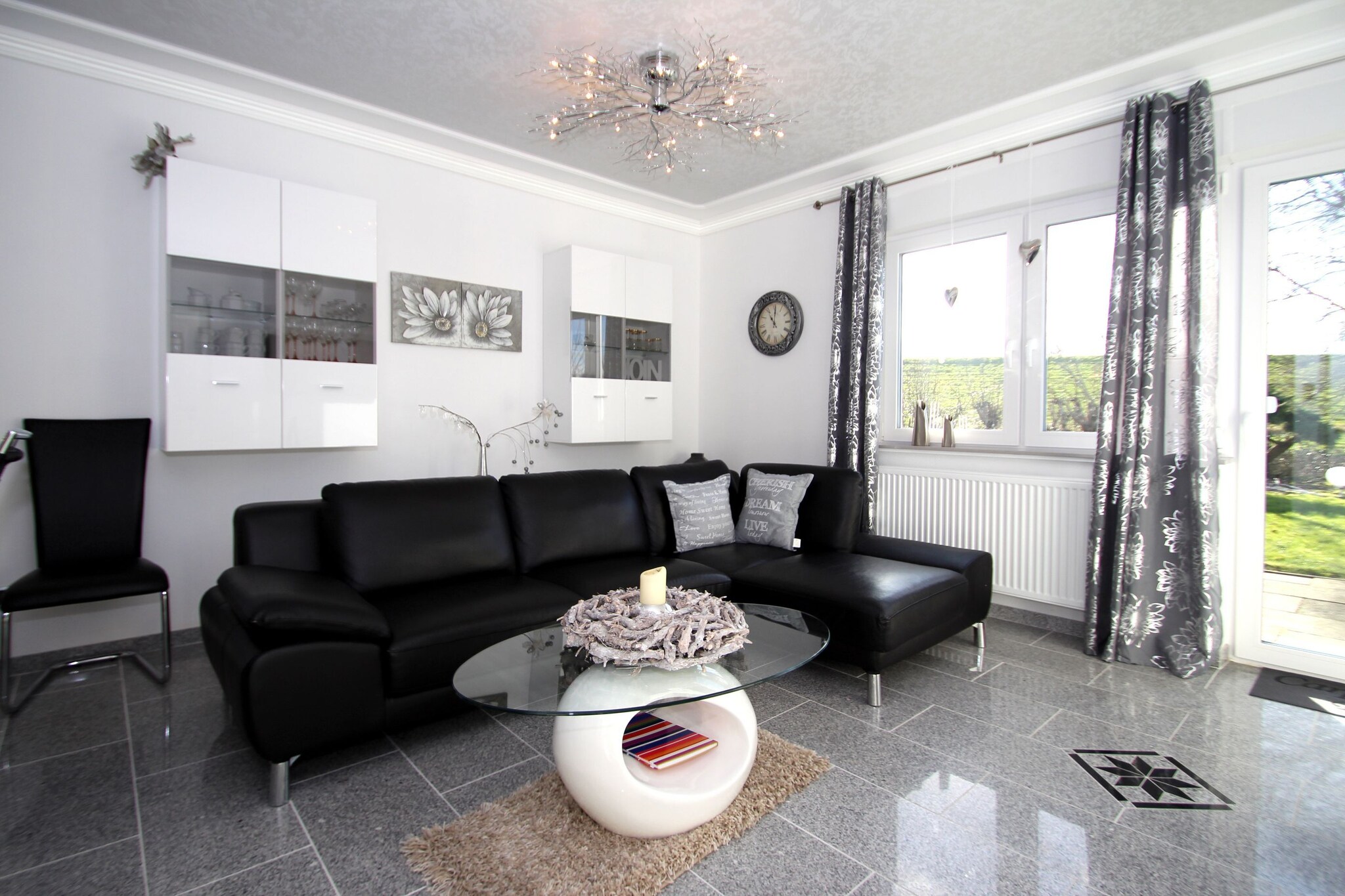 The cozy holiday bungalow welcomes you in a quiet holiday home area directly behind the dike. The modern ambience appeals to families with children as well as couples. Thanks to two separate bedrooms, there is plenty of privacy. And the best thing about it: All rooms are on the ground floor. A large, natural garden surrounds your holiday home, so you also have plenty of private space to retreat to outdoors. Summer evenings are perfect for a cozy barbecue on the terrace. So feel at home and, above all, breathe deeply: on the terrace or while walking on the dike, you can enjoy the salty North Sea air. So leave your car in front of the house and make your way to the beach on foot.

Highlights: WiFi, energy costs & final cleaning included
Info: Bed linen & towels must be brought with you
Dornumersiel is a picturesque coastal town on the East Frisian North Sea coast, which impresses with its charming harbor and the wide view over the Wadden Sea. The town offers a mixture of maritime idyll and modern infrastructure, with restaurants, small shops and a wonderful sandy beach. The opportunities for mudflat hiking, cycling and relaxing in the healthy North Sea air are particularly popular. Dornumersiel is perfect for families, active holidaymakers and those seeking relaxation who want to enjoy the peace and beauty of the North Sea.