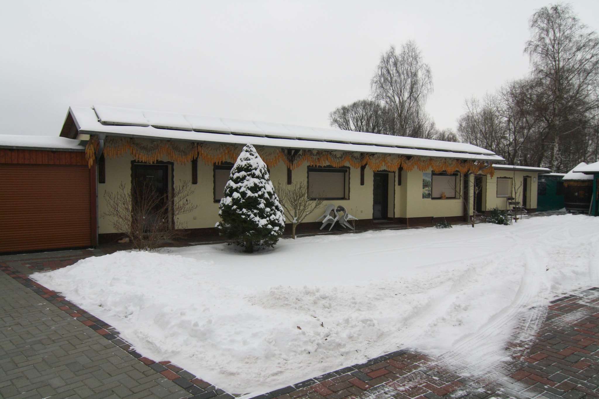 Reihenbungalow an einem Spreearm-Exterieur winter