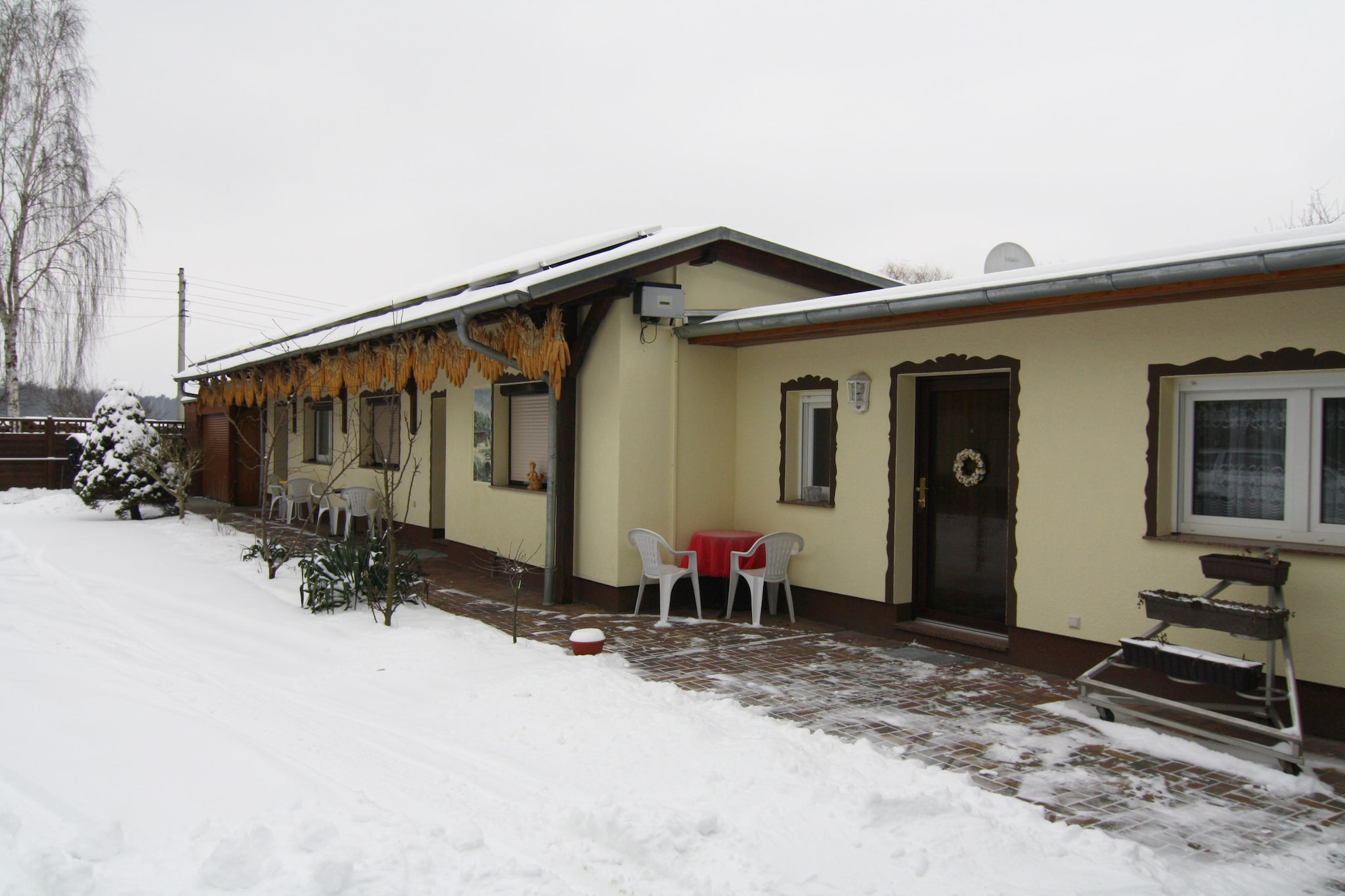 Reihenbungalow an einem Spreearm-Exterieur winter