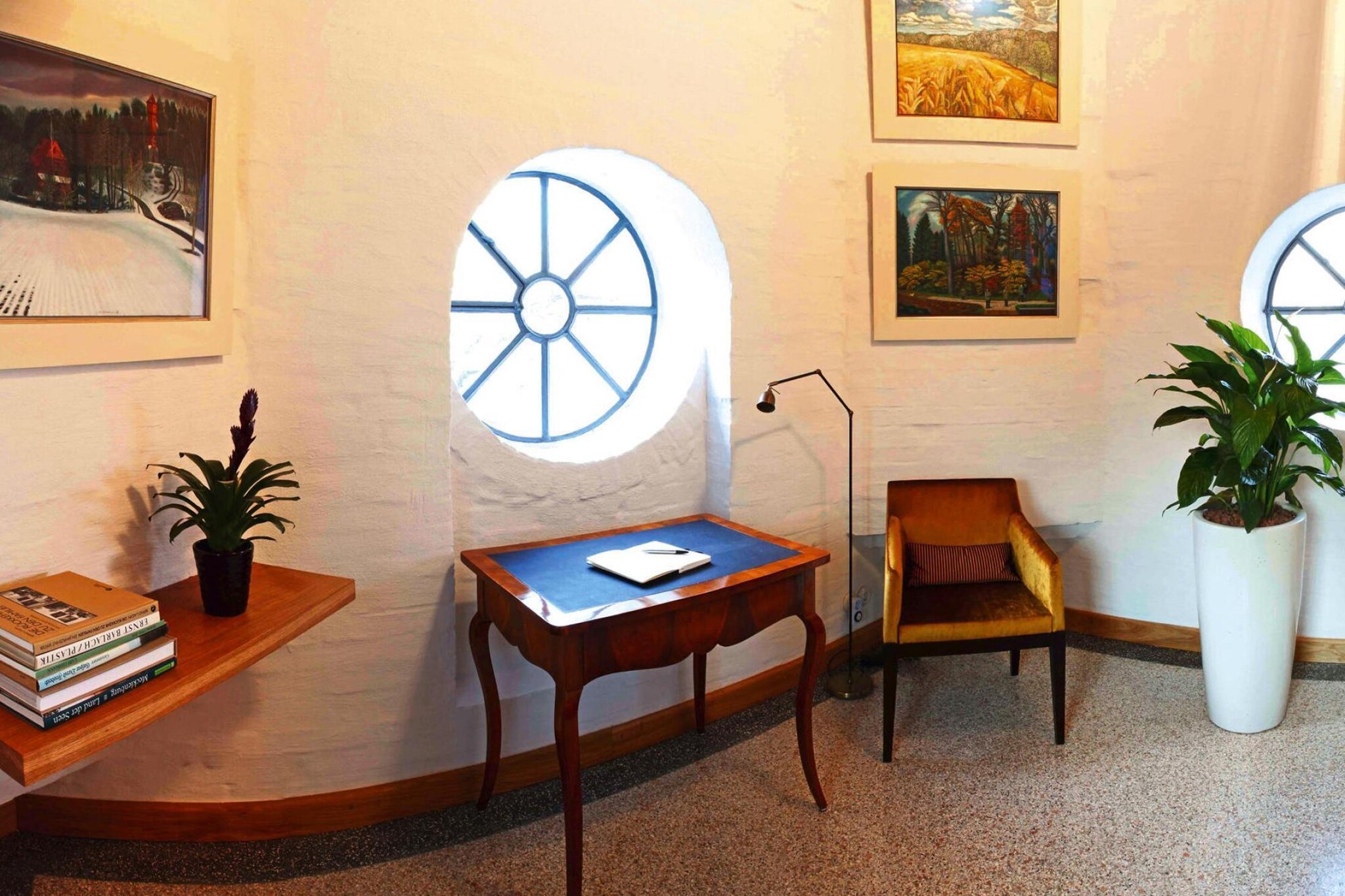 Ground floor: (toilet(guest toilet(bidet)))\n\nOn the 1st floor: (library)\n\nOn the 2nd floor: (bathroom(bath tub, shower, washbasin, toilet, bidet))\n\nOn the 3rd floor: (bedroom(double bed, TV(satellite), seating area, Blu-ray player, radio, CD player))\n\nOn the 4th floor: (open kitchen(dining table, hob(induction), electric kettle, toaster, coffee machine(cups), coffee machine(espresso), oven, fridge))\n\nbar, balcony, heating(floor heating), parking, bicycles available, Laundry Package incl.