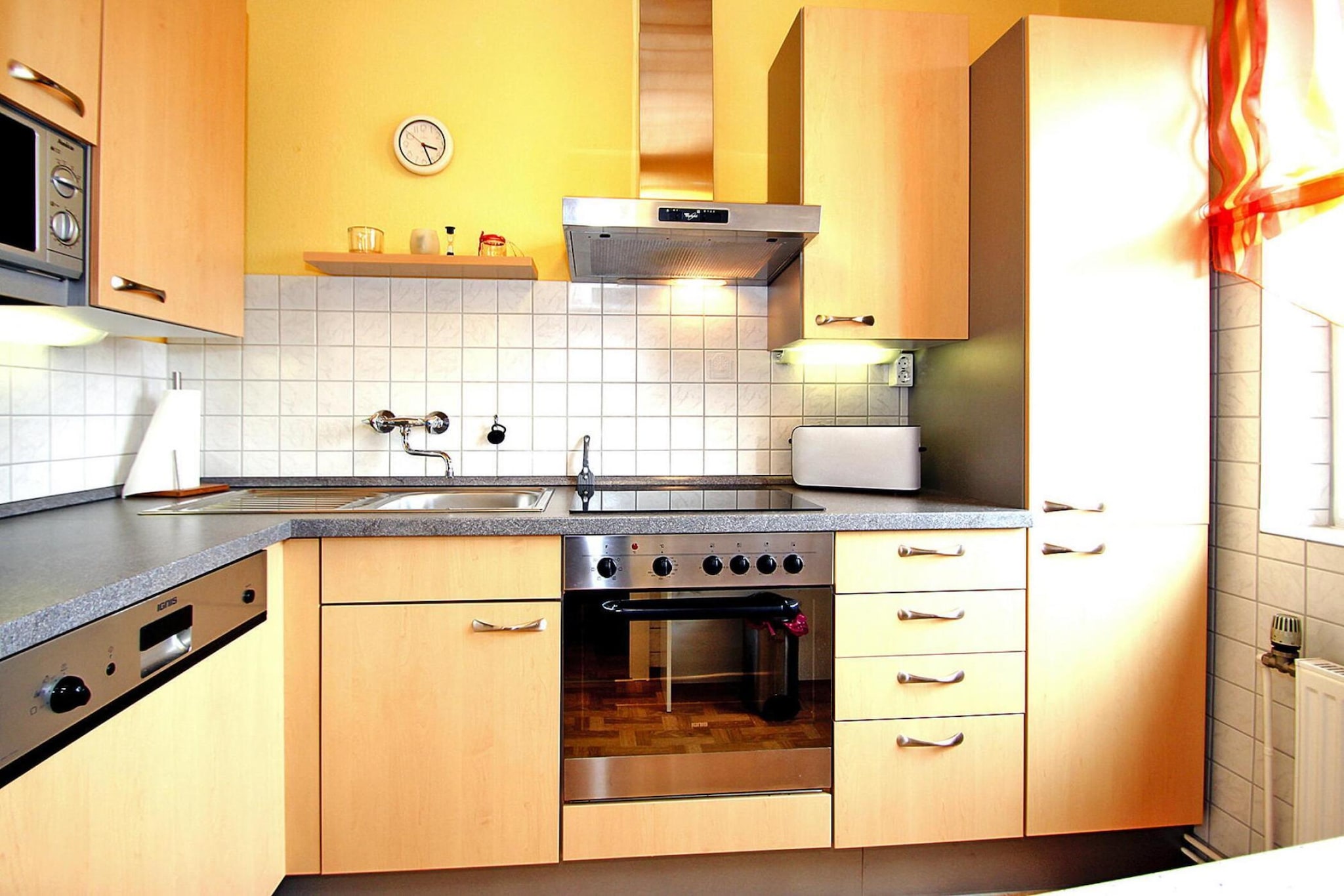 Ground floor: (open kitchen(dining table, hob(4 ring stoves, ceramic), electric kettle, toaster, coffee machine, oven, microwave, dishwasher, fridge, freezer), Living/diningroom(TV(cable, satellite), decorative fireplace, DVD player, radio, CD player), bedroom(double bed), bedroom(2x single bed), bathroom(shower, washbasin, toilet))\n\ngrill, heating(gas), terrace, garden, garden furniture, sun loungers, parking, parasol, baby crib(paid)