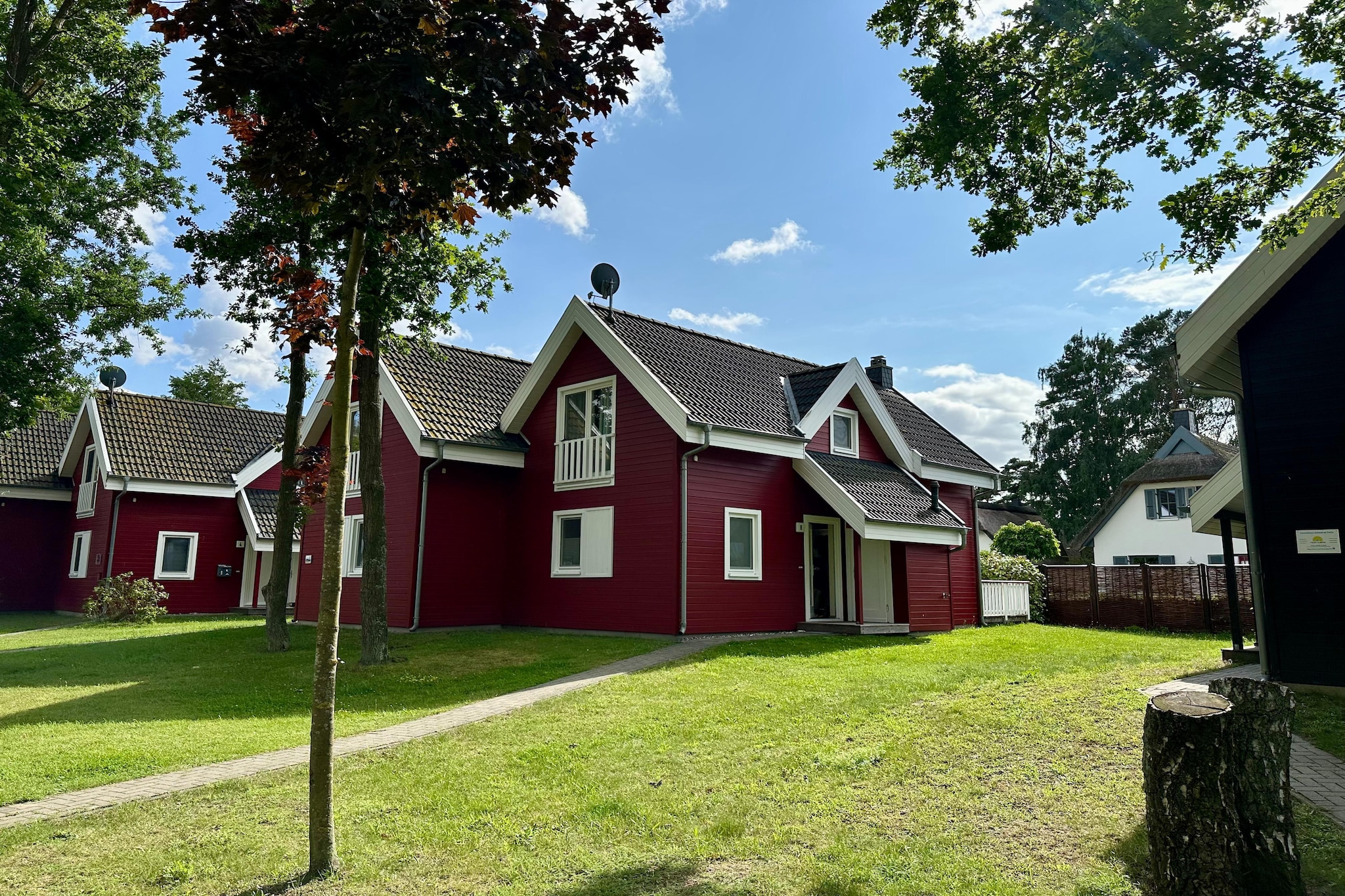 Scandinavian semi-detached house with infrared cabin just 500 meters from one of the most beautiful sandy beaches on Rügen. Your cozy and tastefully furnished accommodation is located in a small holiday complex.
The kilometer-long and beautiful sandy beach on the so-called Schaabe is particularly suitable for the little holiday home guests, because here you can look for mussels to your heart's content, bury dad and splash around in the shallow water. The adults can enjoy sunbathing and swimming or enjoy the great view of the lighthouse of Kap Arkona while walking along the water. Afterwards, the whole family can have an ice cream at the harbor and the vacation day is perfect!
Highlights included:
All consumption-dependent energy costs
Activities nearby: There is a snack bar in the harbor area and immediately above it is a 7-meter-high tower with a viewing platform - you shouldn't miss this wonderful panoramic view. Glowe, which lies between the sea and the Bodden, offers ideal conditions for sport anglers. With the right equipment and a good portion of experience, you can catch cod and sea trout while sea or surf fishing, and with a bit of luck, salmon or eel. Incidentally, the Schaabe, as the large spit in Tromper Wiek is called, is also an ideal place for nudists.
Important note: The maximum occupancy is 4 adults and 2 children up to 14 years. There is no longer a fireplace in the living area. New pictures of the living area will follow shortly.