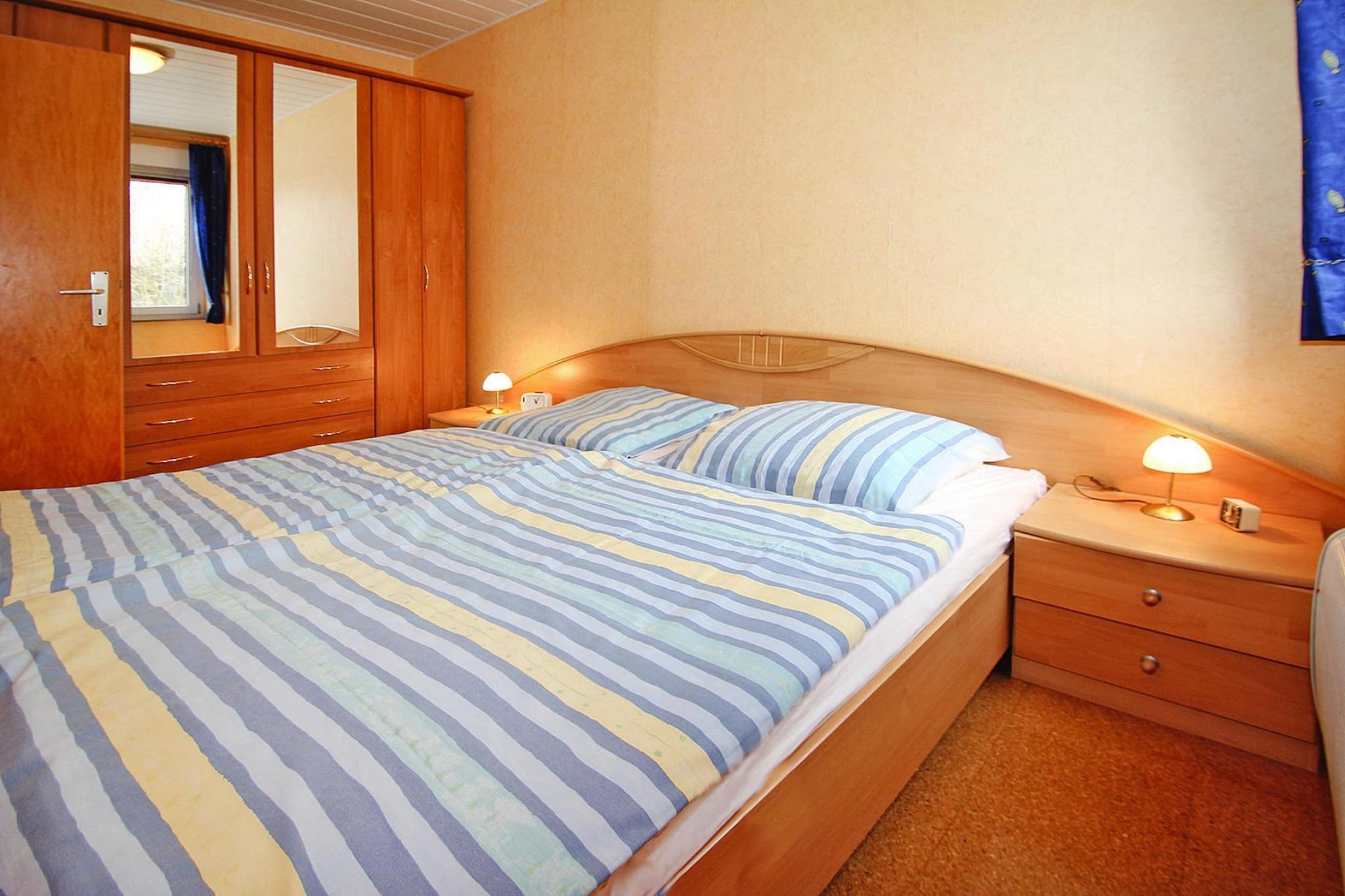 Ground floor: (Kitchen(hob(4 ring stoves, ceramic), electric kettle, toaster, coffee machine, oven, microwave, dishwasher, fridge-freezer), Living/diningroom(TV(cable, satellite), radio, CD player), bedroom(double bed), bedroom(2x single bed), bedroom(bunk bed), bathroom(shower, washbasin, toilet))\n\ngrill, tumble dryer, washing machine, heating(electric), terrace, garden, garden furniture, parking, Garden shed