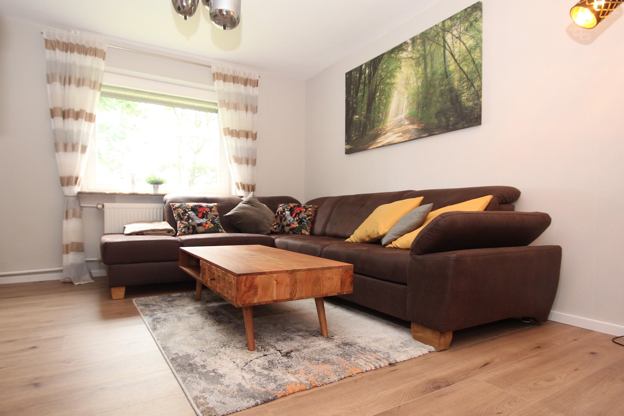 Ground floor: (Living room(TV, fireplace), dining room(dining table(5 persons)), Kitchen(dining table(4 persons), electric kettle, toaster, cooker(4 ring stoves, ceramic), hood, coffee machine, oven, dishwasher, fridge-freezer), bedroom(double bed(180 x 200 cm), TV), bathroom(shower, washbasin, toilet, hairdryer), bathroom(shower, washbasin, toilet, hairdryer), Landing)\n\nOn the 1st floor: (bedroom(single bed(90 x 200 cm), single bed(90 x 200 cm), TV), bedroom(single bed(90 x 200 cm)), Landing)\n\nwashing machine, terrace, garden, bicycle storage, garden furniture, BBQ(charcoal), parking, parking