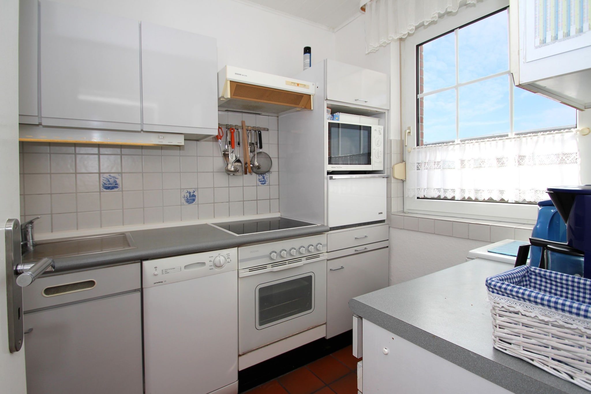 Ground floor: (Kitchen(hob(ceramic), electric kettle, toaster, coffee machine, oven, microwave, dishwasher), Living/diningroom(TV(satellite), DVD player, radio, CD player, stereo unit), bedroom(single bed), bedroom(double bed), bedroom(bunk bed), bedroom(2x single bed), bathroom(shower, washbasin, toilet, washing machine))\n\nconservatory/veranda, storage, grill, heating(gas), terrace, garden, garden furniture, parking, parasol, high chair, baby crib(free), Sheets for a fee