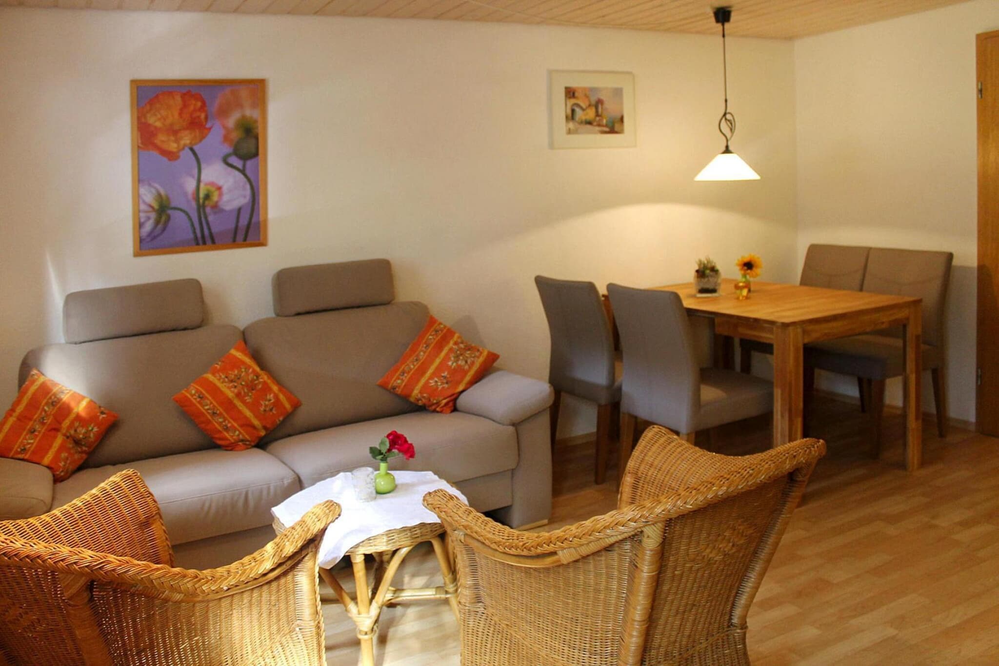 Well-maintained holiday apartment with a balcony and a wonderful view, located on the first floor of a former farm on the outskirts of the village on a garden/natural plot (2,000 sqm) on a gentle slope in the Hornberg district of Niederwasser. This resort is surrounded by forests, mountains, and meadows, and offers well-marked hiking trails, allowing you to enjoy beautiful panoramic views of the surrounding mountains while hiking through sunny valleys. The traffic-calmed town center also allows for leisurely shopping. Treat yourself to a break with a stop at one of the lovely beer gardens in the town and indulge yourself in the city of the world-famous Hornberg Shooting Festival. The famous Hornberg Clock Games, where, among other things, the cuckoo greets you every half and full hour from an approximately 11-meter-high cuckoo clock, will leave you smiling and round off this pleasant holiday experience.
Nearby activities: Hornberg offers well-developed hiking trails, diverse Nordic walking routes, and diverse mountain bike trails. Touring cyclists will find their fill on the Kinzig Valley Cycle Path. Enjoy and explore the typical Black Forest landscape. The tourist office offers bicycles and e-bike rentals. Day trips to Villingen, Freiburg, Stuttgart, and Strasbourg are just as worthwhile as trips to the Lake Constance region, Titisee, Schluchsee, or Feldberg.

Note: Please note that bed linen and towels are not included in the rental price. These services can be booked in advance through Belvilla upon request (€9 per person).