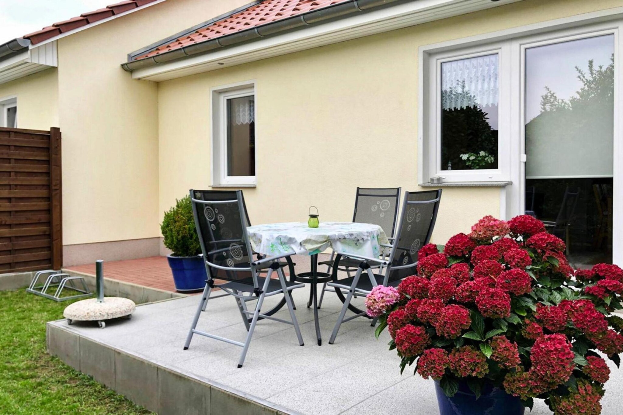 Cozy and tastefully furnished semi-detached house only 650 m from the sandy beach and ideal for families traveling together. You can book the neighboring house under the code DOS091002. Your accommodation is in a quiet area, yet in the immediate vicinity of Lubmin's shopping street. 500 square meters of the 1,000 square meter garden/nature property are exclusively available to you. Lubmin, the only seaside resort on the Greifswalder Bodden, is a popular holiday and travel destination at any time of the year, but untouched by mass tourism. Highlights included: All consumption-based energy costs Activities nearby: Located between the two Baltic Sea islands of Usedom and Rügen, Lubmin is the ideal starting point for excursions to the Hanseatic cities of Greifswald and Stralsund. Leisure activities such as spa park concerts, beach festivals and carriage rides are also offered on site. Sports enthusiasts can surf, kite, dive and explore the waters by canoe or boat or fish in the Greifswalder Bodden, one of the most fishy waters in Germany.