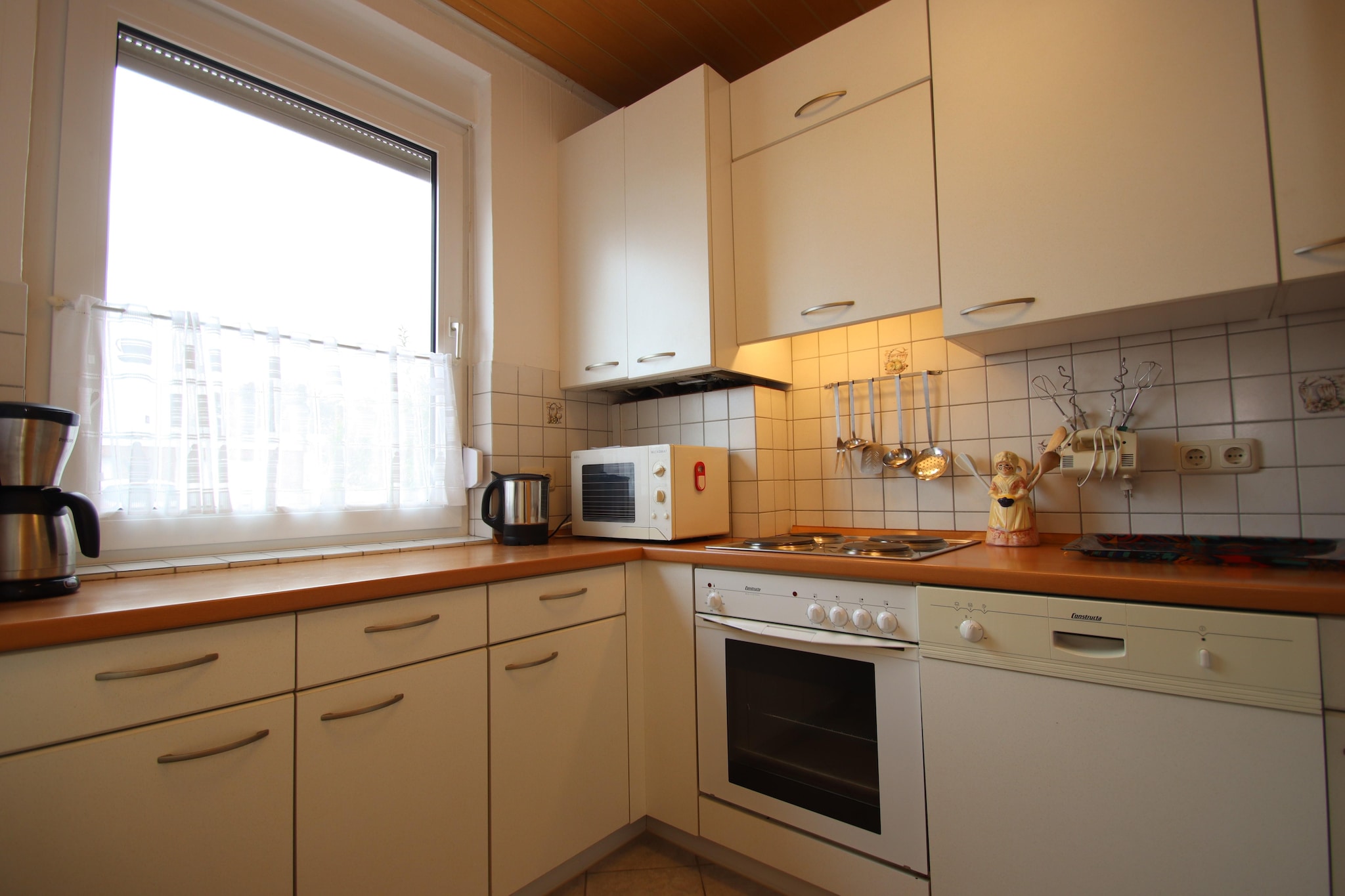 Ground floor: (Living room(TV, dining table, radio), Kitchen(4x hob, electric kettle, toaster, coffee machine, oven, microwave, dishwasher, fridge, freezer), bedroom(double bed), bedroom(2x single bed), bathroom(shower, washbasin, toilet, hairdryer), conservatory)\n\ngarage, heating, terrace, garden furniture, parking