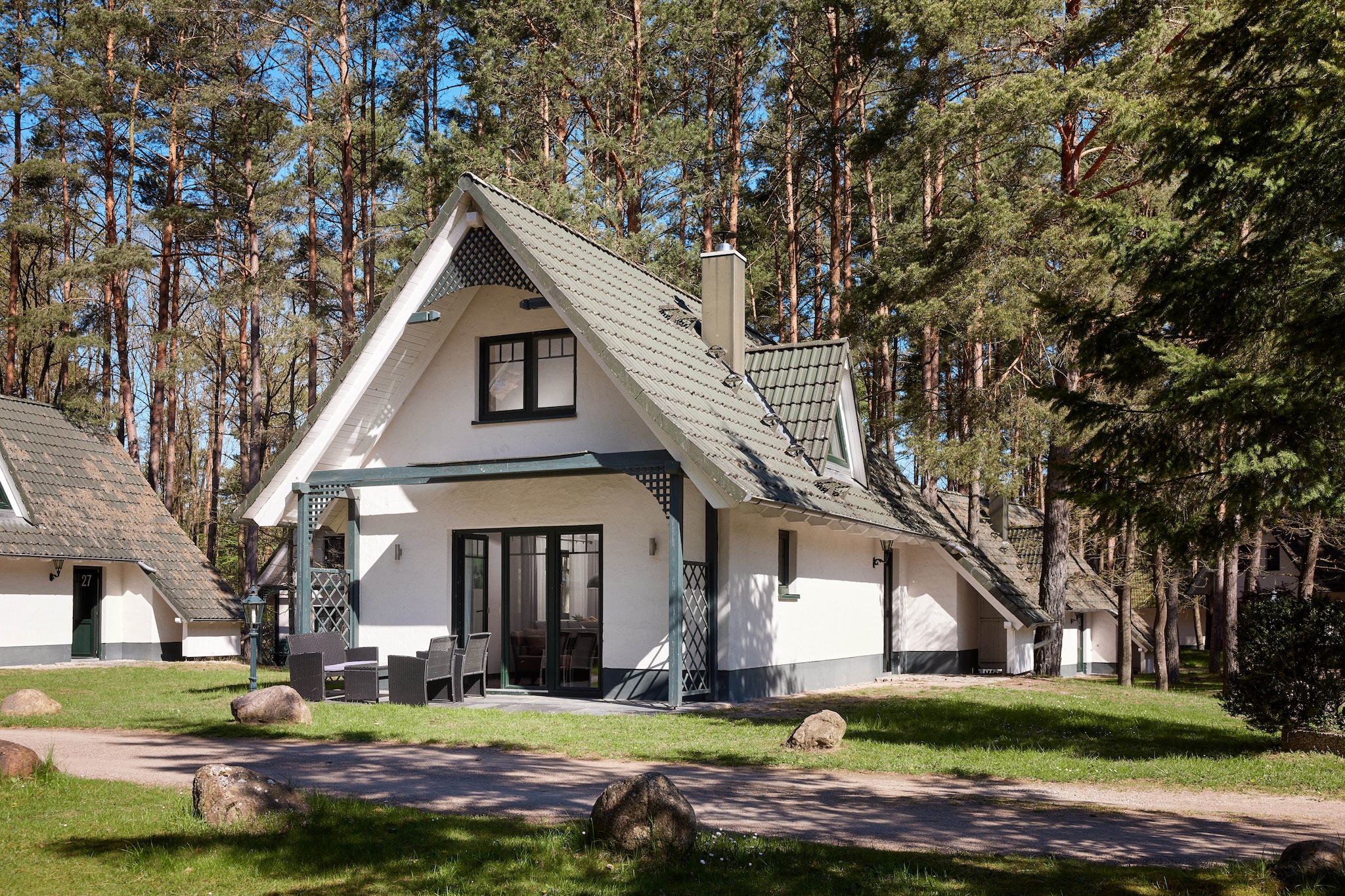 A modern holiday resort in a secluded, undisturbed location. Perfect for a family vacation. The holiday homes and semi-detached houses offer a fresh ambiance with modern comforts. Enjoy a vacation away from mass tourism in a refuge for those seeking nature and peace. Whether it's a restaurant with a terrace, a fitness trail in the forest, an indoor pool, a sauna, or a nature trail – you'll find everything here – except noise and stress! This is what the Nossentiner-Schwinzer Heide Nature Park stands for, located in the triangle formed by Krakow, Plau am See, and Waren on the Müritz.

Highlights included: Wi-Fi, all consumption-based energy costs, final cleaning, bed linen
15% discount on boat rentals from the Müritz fishermen at their fish farms in Plau am See, Krakow am See, and Waren

Activities nearby: Sports enthusiasts will find the perfect mix of exercise and relaxation: lido, boat, fishing rod, and bicycle rentals, beach volleyball, mini golf, tennis court, outdoor chess, table tennis, and torchlit hikes (torchlights available for a fee). In the indoor pool with sun terrace, you can recharge your batteries and stay fit for everyday life. The sauna area ensures your mental well-being. From Tuesday to Sunday, you can also enjoy wellness and beauty treatments (appointments required). The children's playground with a large sandpit, swings, and slide will also delight the little ones. You also receive a green fee discount for the Serrahn golf course.