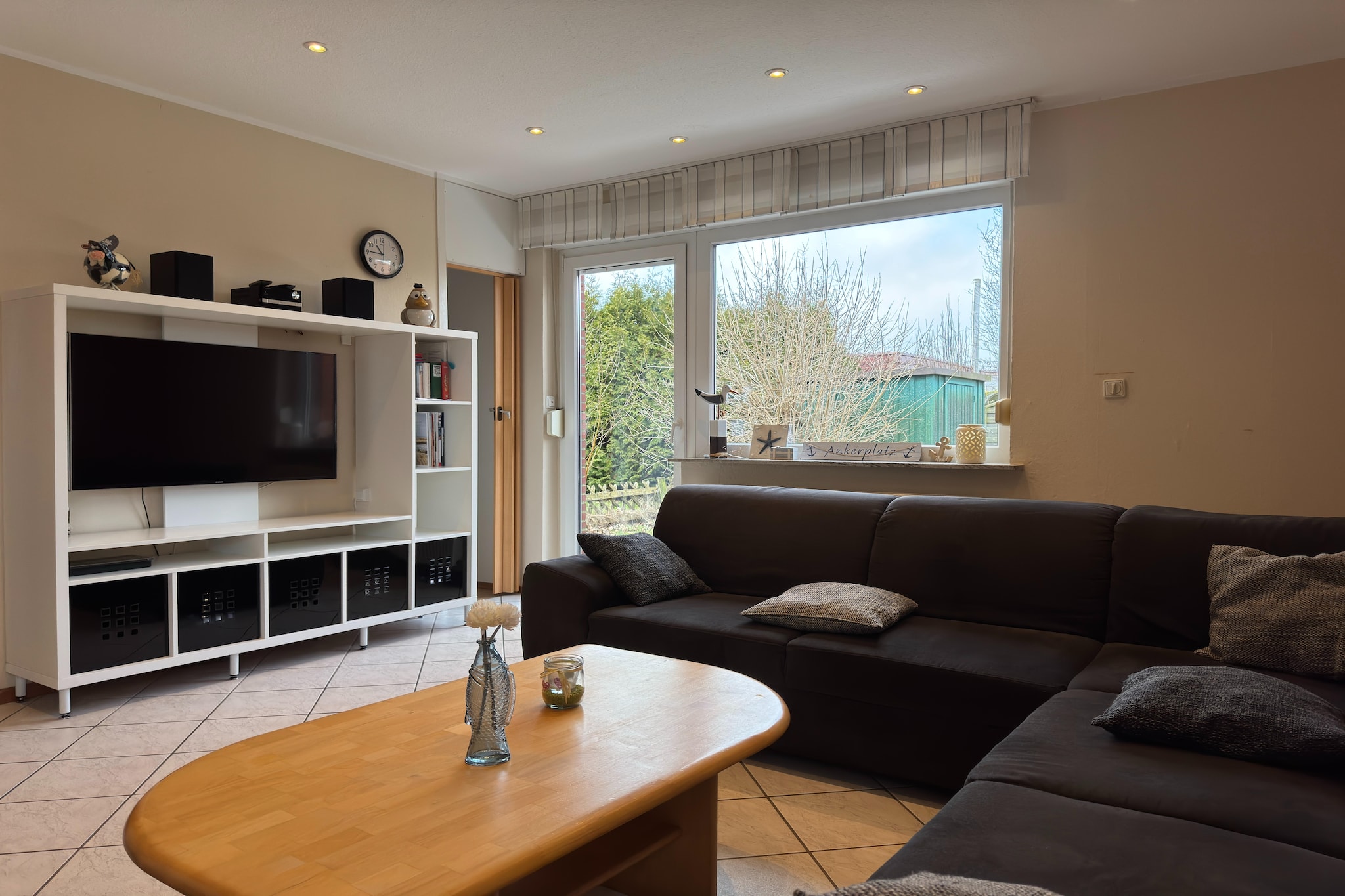 Comfortably furnished terraced bungalow with sun terrace near the North Sea! The house has a well-kept garden plot which offers plenty of space to play. The allergy-friendly bungalow is in a quiet location in the popular seaside resort of Dornumersiel.

Highlights: Final cleaning & energy costs included
Info: Bring your own bed linen & towels!

Dornumersiel, a picturesque coastal town in East Frisia, boasts a sandy beach and an idyllic harbor from which crab boat trips depart. The town offers a seawater outdoor swimming lake and a wide range of water sports such as sailing and surfing. Families appreciate the "Reethaus am Meer" leisure park and the playgrounds on the beach. The surrounding area is ideal for cycling and hiking along the dikes. Dornumersiel combines a maritime atmosphere with leisure fun and nature experiences.