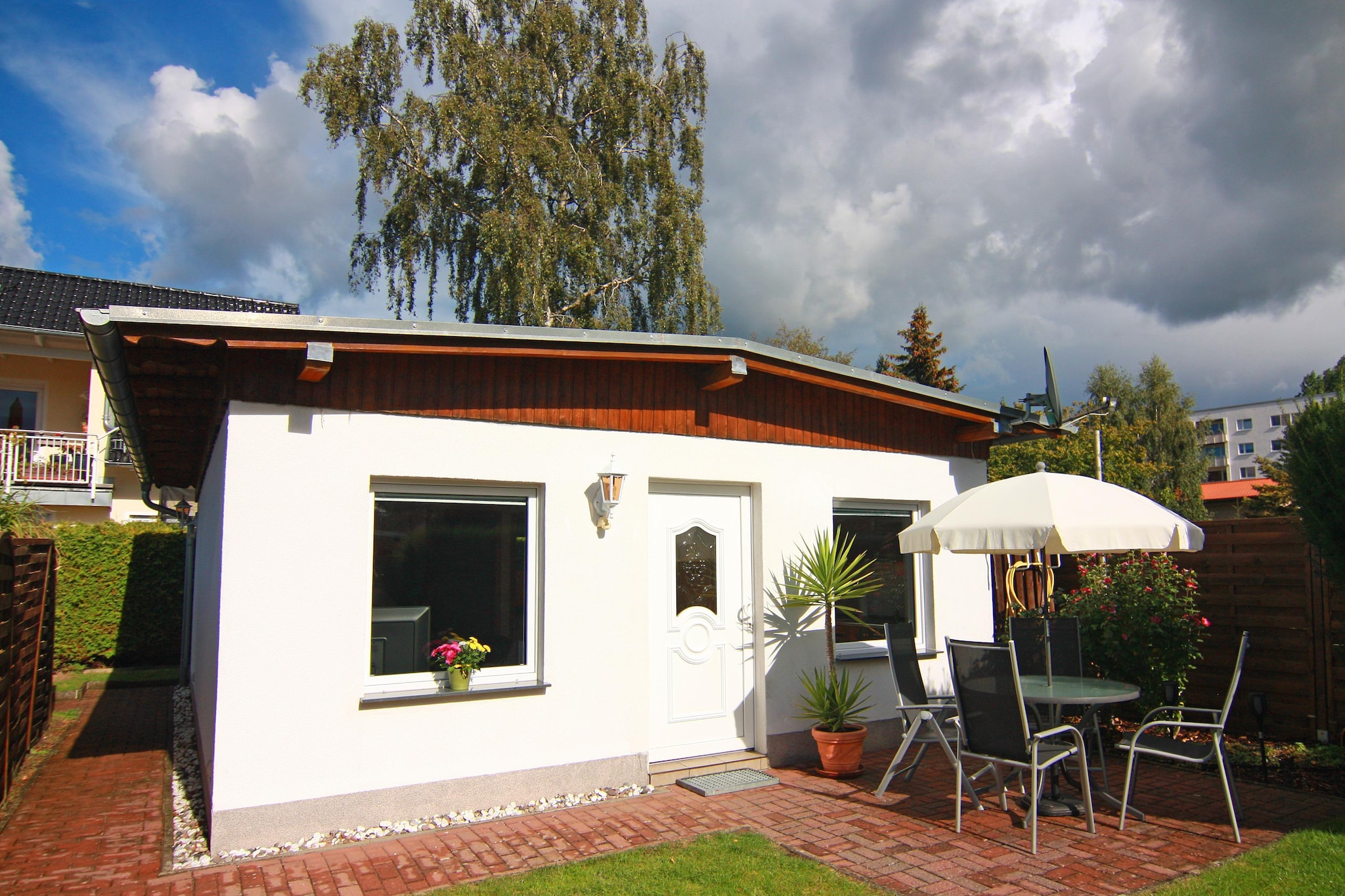 Comfortably furnished holiday home with WiFi and a beautiful garden, just a short walk from the Baltic Sea. The property is surrounded by a hedge, so small children cannot easily escape. Your holiday home has two bedrooms and a well-equipped kitchen. The bathroom was refurbished in 2022 and a new and comfortable couch awaits you in the living area.Zinnowitz has been a seaside resort for over 150 years - and with its beautiful sandy beach, the beautiful promenade and the long pier invites you to a relaxing Baltic Sea holiday. The charming town is located at the narrowest point on the island of Usedom and impresses above all with the imposing resort architecture. The many small shops, cafés and restaurants tempt you to take a leisurely stroll through the town.Highlights included: WLANActivities nearby: not only bathing beauties and shellfish seekers are enthusiastic about Zinnowitz, but also active and sporty holidaymakers will find many opportunities for exercise: on the beach, on the water or in the green environment. Kite flying on the beach, Nordic walking, cycling, mini golf, tennis, sailing or surfing, everyone will find a suitable sport here. In addition, there are many attractive destinations such as the three imperial baths, Swinoujscie or Peenemünde, island tours by jeep or boat trips.