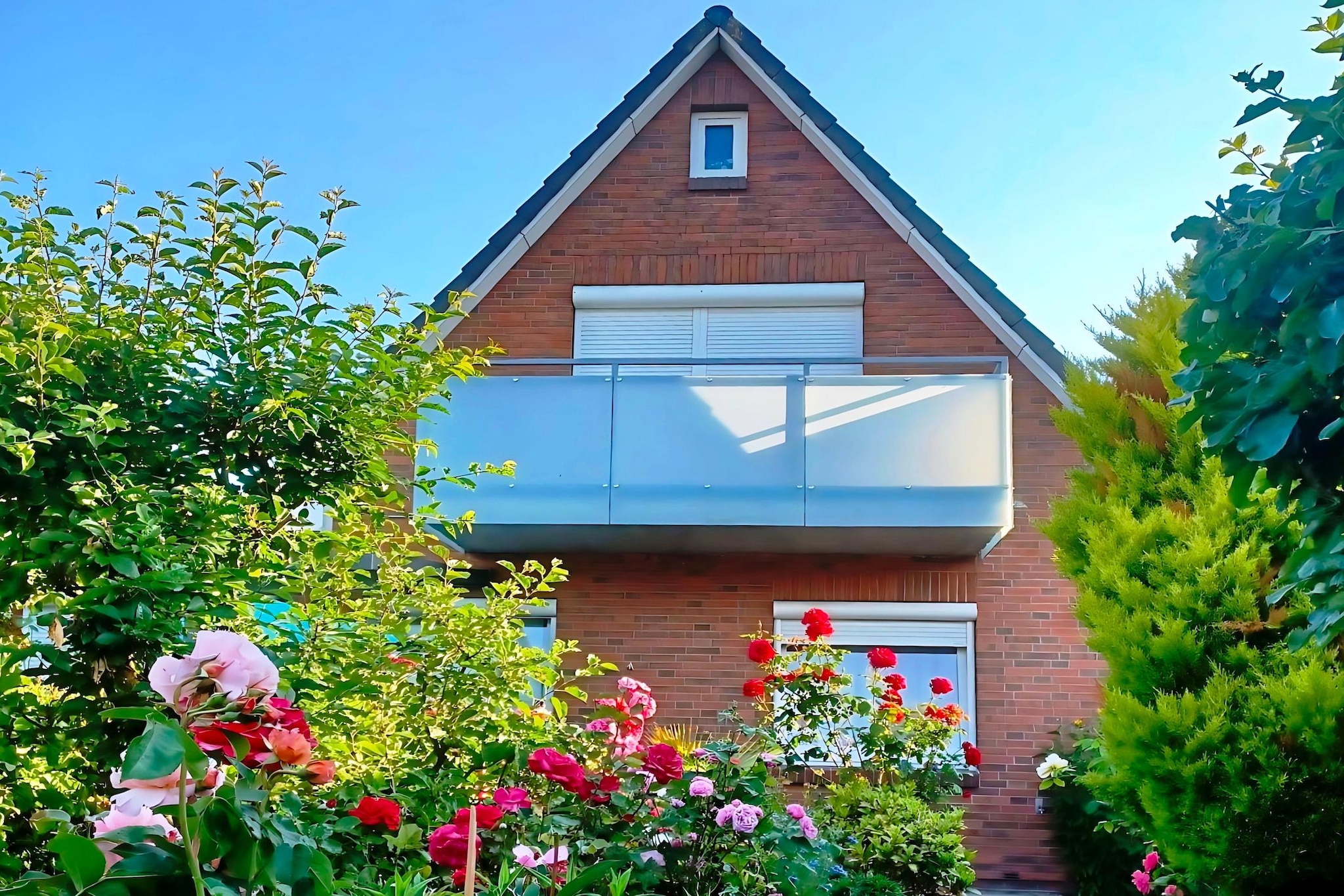 Great apartment house - very centrally located and yet quiet in Büsum, the gateway to the Wadden Sea World Heritage Site. Relax on your own terrace with a beach chair and garden furniture or spend an active day in the fresh North Sea air. Your very friendly landlords will welcome you personally and a lovingly and well-equipped apartment on the ground floor of the house with its own entrance awaits you. The living and dining room is fully furnished and offers you all the amenities you need to prepare a great meal. The bedroom offers plenty of storage space and an inviting large double bed. If you arrive with your own car, you can park it in the included parking space directly on the property. The bathroom was extensively renovated in winter 2024 and equipped with a walk-in shower cubicle. Shopping in Büsum town center is just a short walk away. Visit one of the many farm shops with fresh and regional delicious products. Bathing fun for young and old is offered by the Perlebucht family lagoon, which is one of the most modern beaches on the Schleswig-Holstein North Sea coast, not far away. In spring, the first rays of sunshine bring the newborn lambs romping over the dike, and summer is perfect for long walks, long bike rides, mudflat hikes and a refreshing swim in the North Sea. In autumn and winter, you can let the fresh North Sea air blow around your nose and then warm up again in your beautiful apartment with a grog.
Highlights included: all consumption-dependent energy costs, bed linen, towels, final cleaning, WiFi, parking space.
Activities nearby: Büsum attracts with long dikes and a lively but cozy center. The well-kept grass beach offers enough space for sunbathing, swimming in the North Sea, mudflat hikes and long walks. For hiking enthusiasts, there is an attractive