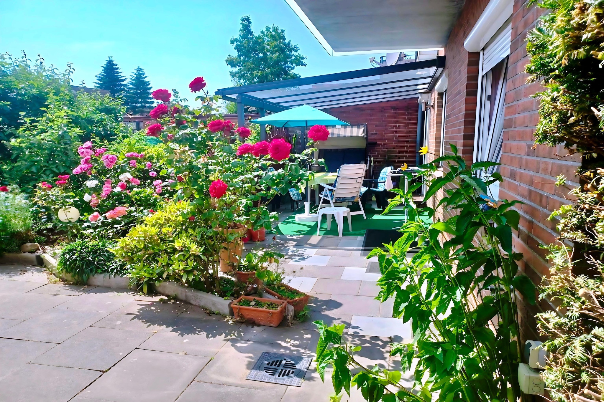 Ground floor: (open kitchen(dining table, hob(4 ring stoves, ceramic), toaster, hood, coffee machine, oven, dishwasher, fridge-freezer), Living/diningroom(double fold-away bed, TV(cable)), bedroom(double bed), bathroom(shower, washbasin, toilet), Landing)\n\ngrill, heating(gas), terrace, garden(shared with other guests), garden furniture, parking, parasol, sand pit, high chair, Swing set, baby crib(free), Sheets incl., Towels/Sheets (Incl.)