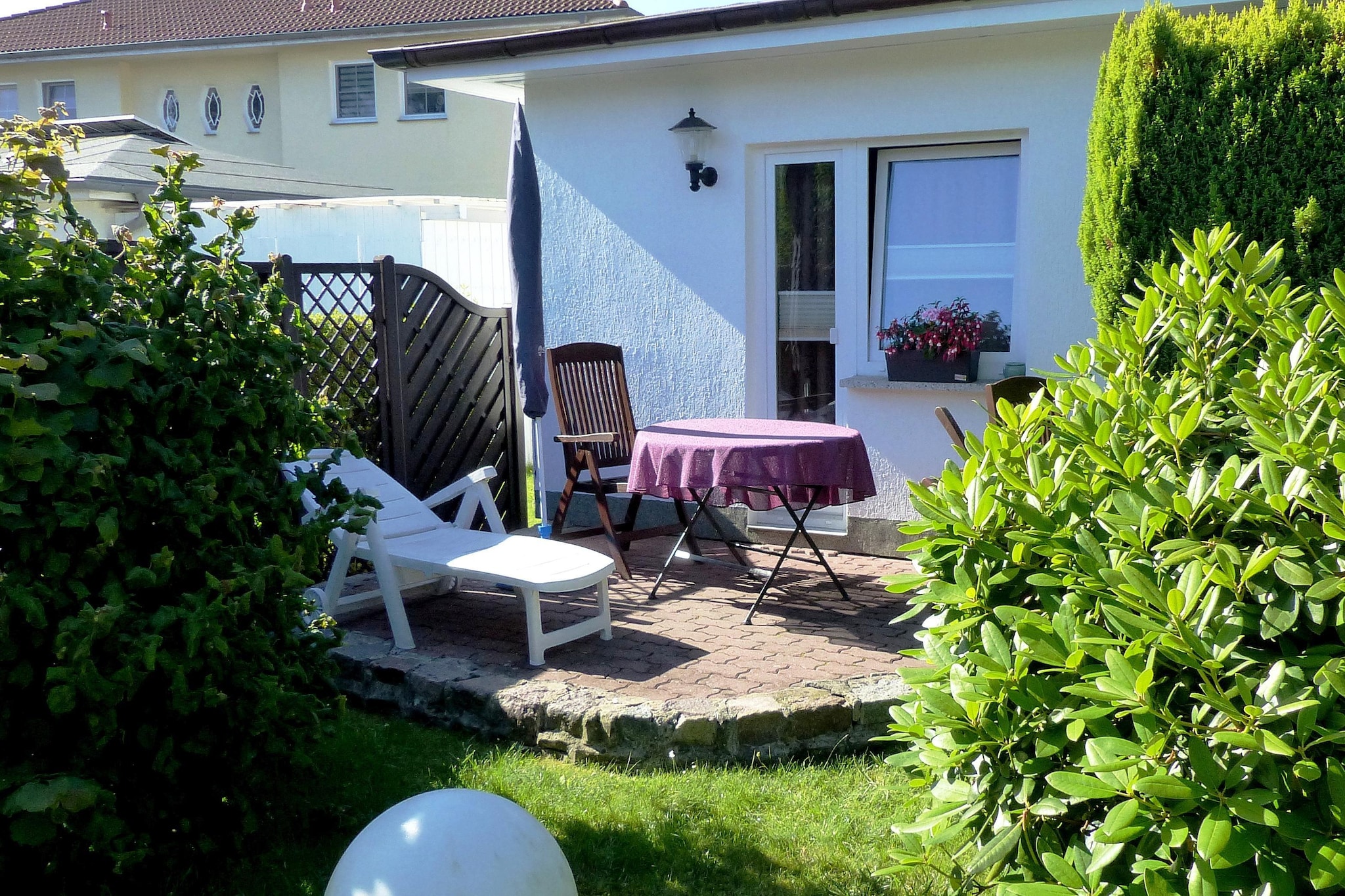 Baltic Sea vacation for the whole family! This inviting and cozy holiday bungalow with its own terrace and WiFi is located together with 3 other bungalows in a quiet and sunny location in the garden area of a property in Zinnowitz. Each bungalow has its own terrace surrounded by lots of greenery and privacy. The Baltic Sea beach of Zinnowitz can be reached after a short walk. This apartment is equipped with everything you need for a relaxing vacation. The holiday bungalows are located together with an apartment house in a quiet location on a closed and very well-kept property. Here you will be warmly welcomed by the landlady. In a bicycle carport you have the opportunity to charge e-bikes on site (for a small fee) and there is a central barbecue area for free use. The charming Baltic Sea resort of Zinnowitz is located in one of the narrowest parts of the island, which is characterized by the Baltic Sea and the Achterwasser. At the beginning of the 20th century, hotels and guest houses were built here in the well-known spa architecture, which, together with the spacious promenade, create a beautiful picture and invite you to take an evening stroll.
Highlights included: 
All consumption-dependent energy costs
Wi-Fi
Free parking space
Activities nearby: The gently sloping sandy beach is a paradise for little shell seekers and water rats, but sun-hungry adults also feel at home here. If the sun doesn't shine, just visit the Bernsteintherme with its 850 m² seawater swimming area. Tip: a diving trip with the diving bell on the pier and excursions by boat on the Baltic Sea or the Achterwasser.