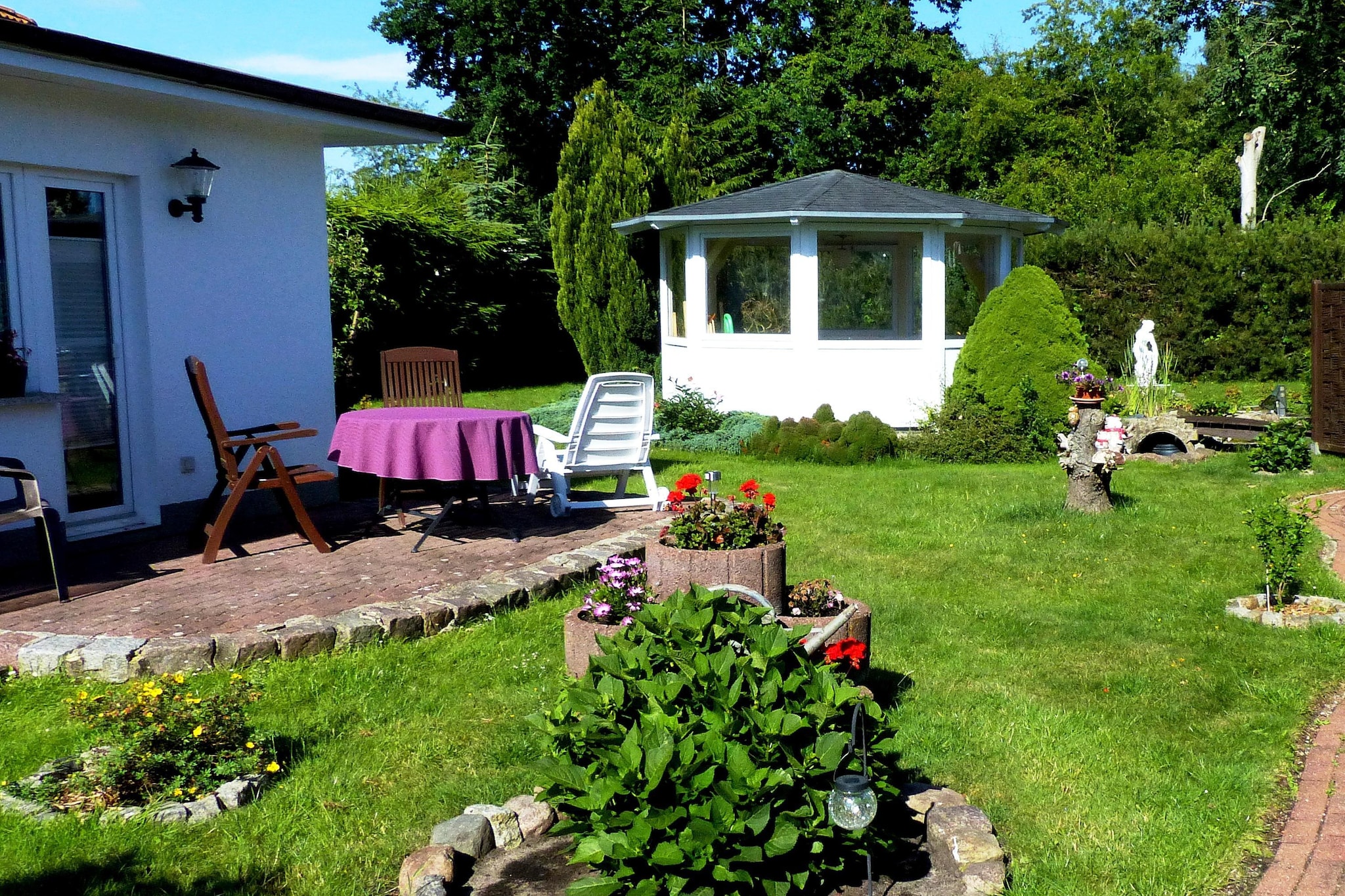 Ground floor: (open kitchen(hob(2 ring stoves, electric), electric kettle, toaster, coffee machine, fridge), Living/diningroom(TV(satellite)), bedroom(double bed), bathroom(shower, washbasin, toilet))\n\ngrill, tumble dryer(shared with other guests), washing machine(shared with other guests), heating(central), terrace(private), garden(shared with other guests), bicycle storage, garden furniture, BBQ, parking, parasol, sand pit, slide