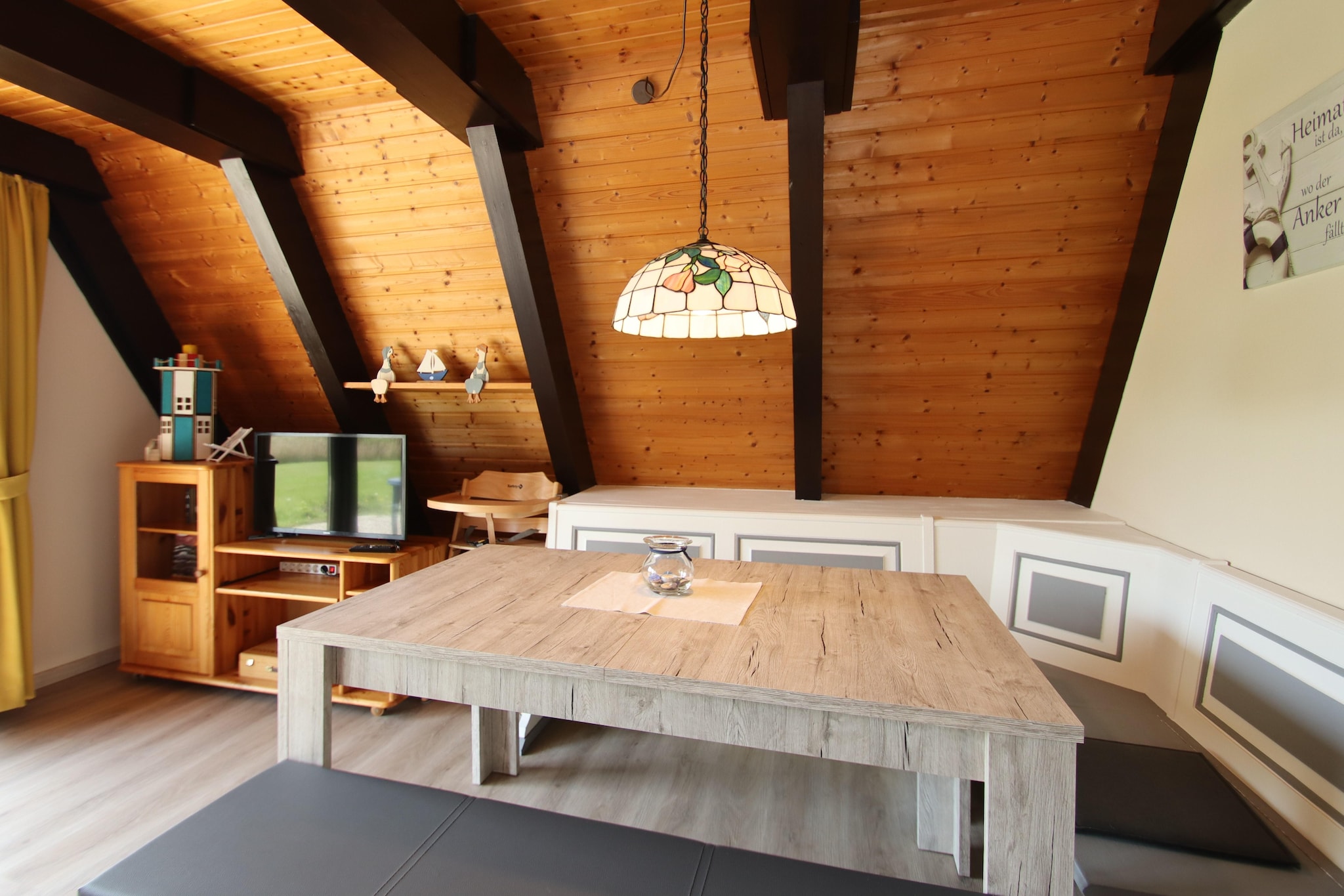 Ground floor: (Kitchen(hob(4 ring stoves, ceramic), electric kettle, coffee machine, oven, microwave, fridge-freezer), Living/diningroom(TV(satellite), dining table), bathroom(shower, washbasin, toilet, hairdryer))\n\nOn the 1st floor: (bedroom(double bed(180 x 200 cm)), bedroom(2x single bed(90 x 200 cm)))\n\ncot, heating(gas), terrace, garden, garden furniture, parking, high chair