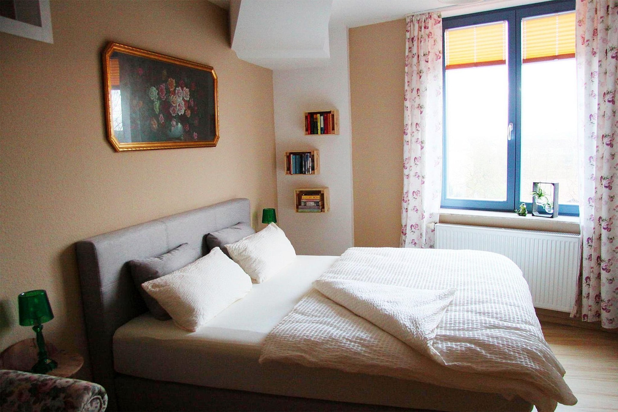 Holiday with a difference! New and high-quality furnished holiday apartment with WiFi on the 5th floor of a renovated and listed water tower in the former residential town of Güstrow near the beautiful Inselsee. Enjoy a wonderful all-round panoramic view over the roofs of the city and the numerous lakes in the area. From there it is only a few steps to the old town with quaint streets, cozy restaurants and bars. In the other direction, also after 700 meters, you will also find several supermarkets (Südstadt).Highlights included:All consumption-based energy costs and final cleaningWLANActivities nearby: Güstrow's attractions undoubtedly include the charming castle, one of the most important Renaissance castles in Northern Europe - a visit is therefore essential. The parish church, the cathedral as well as the Gertrude chapel and the former studio of the sculptor, writer and draftsman Ernst Barlach are worthwhile excursion destinations. The Inselsee, just a stone's throw away, not only offers ideal conditions for water sports enthusiasts, here you can also relax and enjoy your bathing and fishing pleasure or simply enjoy the idyllic nature on a walk. Golf enthusiasts have the opportunity to swing their clubs and test their skills in Serrahn (18 km).