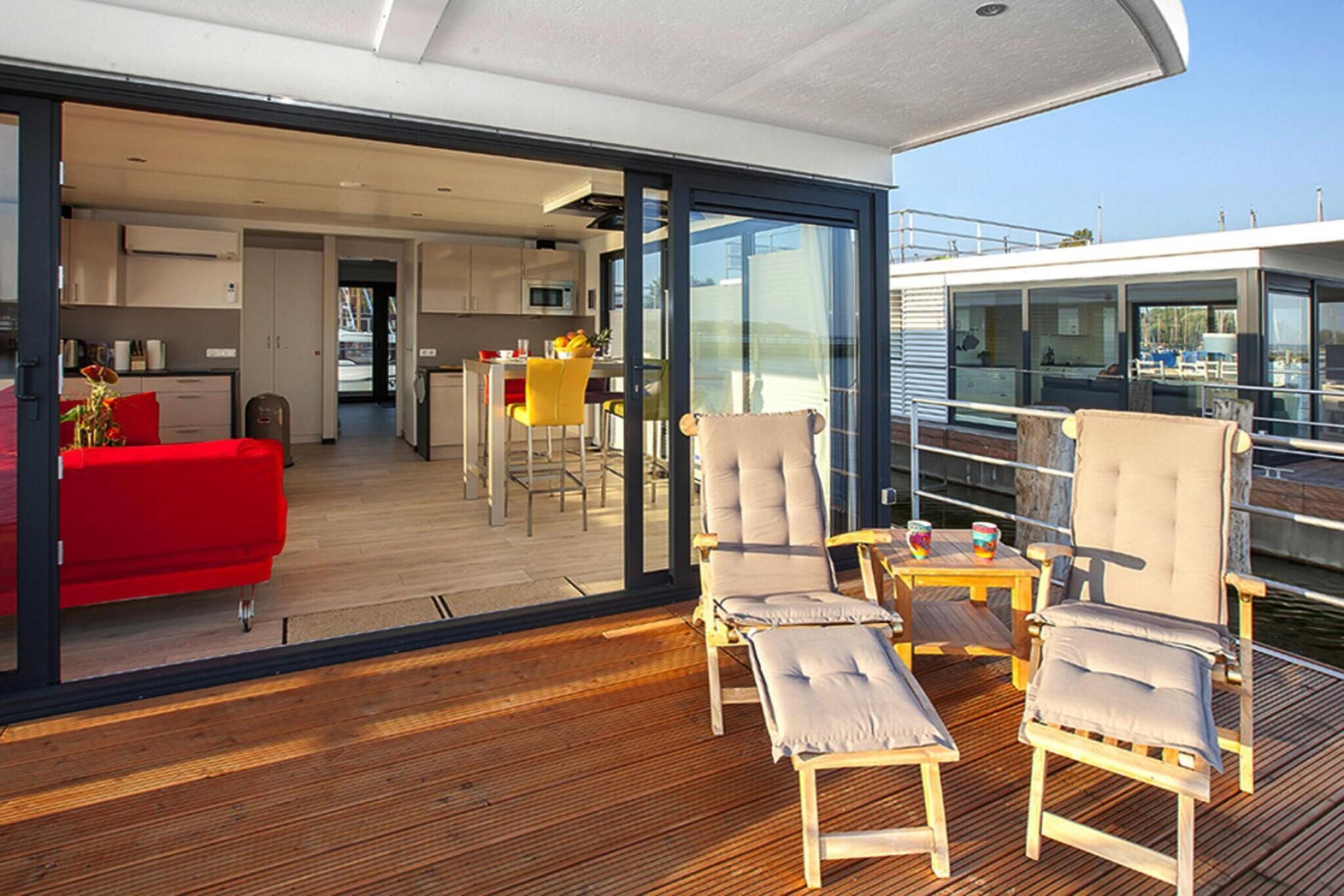 Boat: (open kitchen(hob(2 ring stoves, ceramic), electric kettle, toaster, coffee machine, microwave, dishwasher, fridge-freezer), Living/diningroom(TV(satellite), dining table(4 persons), heating, heating), bedroom(single bed, double bed, air conditioning), bathroom(shower, washbasin, hairdryer), toilet(washbasin))\n\nwireless music system, terrace, roof terrace, garden furniture, sun loungers, party games, Towels/Sheets (Incl.)