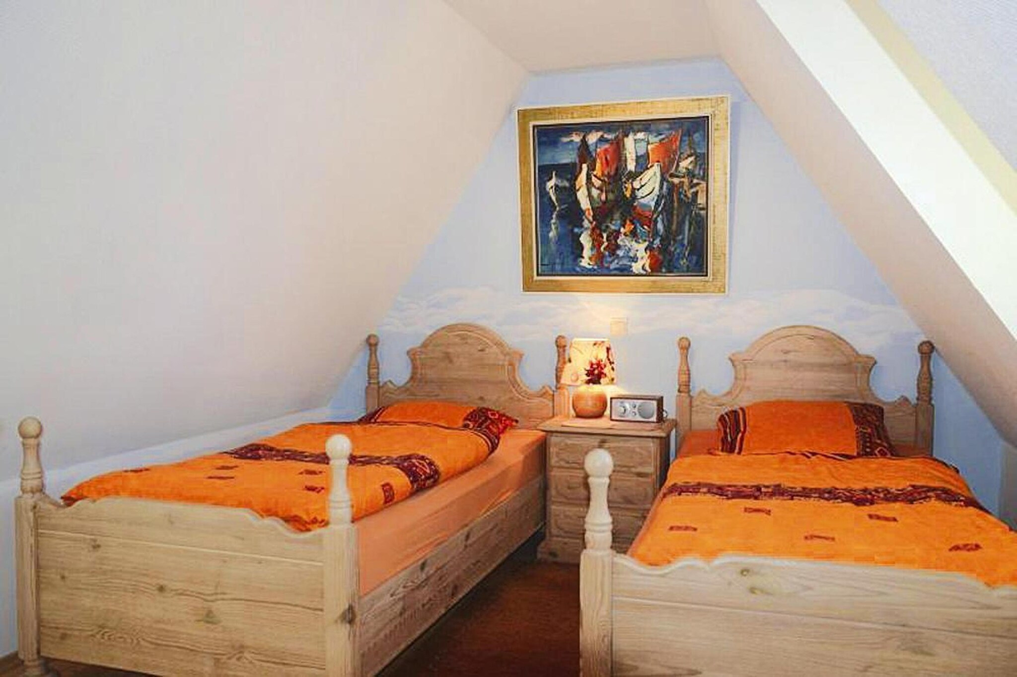 On the 1st floor: (open kitchen(dining table, hob(4 ring stoves, ceramic), electric kettle, toaster, coffee machine, microwave, dishwasher, fridge-freezer), Living/diningroom(TV(cable), video, CD player, stereo unit), bedroom(double bed(180 x 200 cm)), bedroom(single bed(90 x 200 cm), single bed(90 x 200 cm)), bathroom(shower, washbasin, toilet, hairdryer))\n\nheating(gas), garden(shared with other guests), garden furniture, parking, high chair