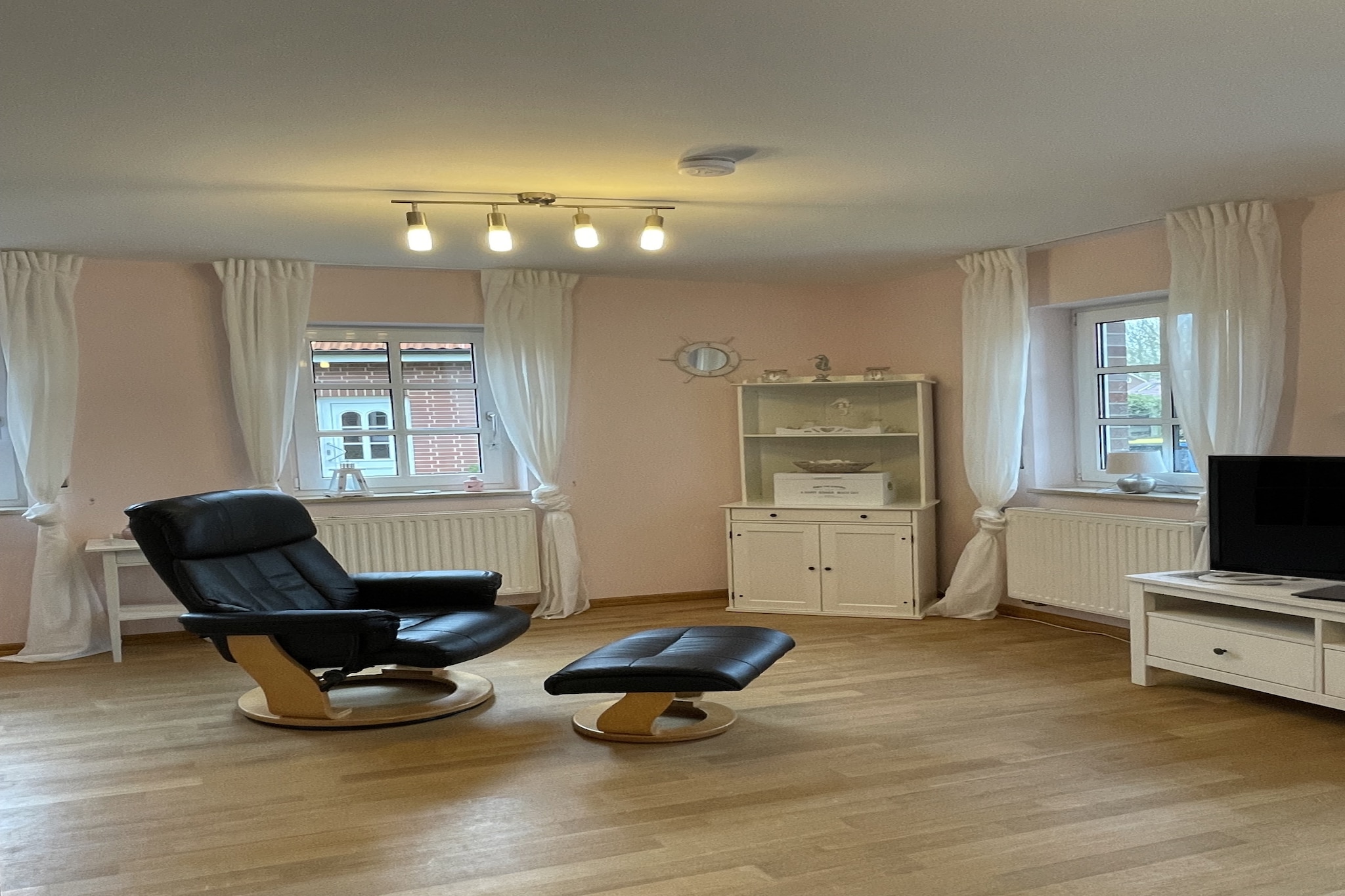 Ground floor: (Living room(TV(satellite)), Kitchen(electric kettle, toaster, cooker(ceramic), coffee machine, oven, microwave, dishwasher, fridge-freezer), bathroom(shower, washbasin, toilet), Landing)\n\nOn the 1st floor: (bedroom(double bed(180 x 200 cm), TV(satellite)), bedroom(double bed(180 x 200 cm), TV(satellite)), bathroom(bath tub, shower, washbasin, toilet, hairdryer))\n\nOn the 2nd floor: (bedroom(double trundle bed, TV(satellite)))\n\nstorage, seating area, grill, camping cot, washing machine(paid), heating(gas, floor heating), terrace, terrace, parking, parasol, high chair, Garden shed, Towels for a fee, Sheets for a fee