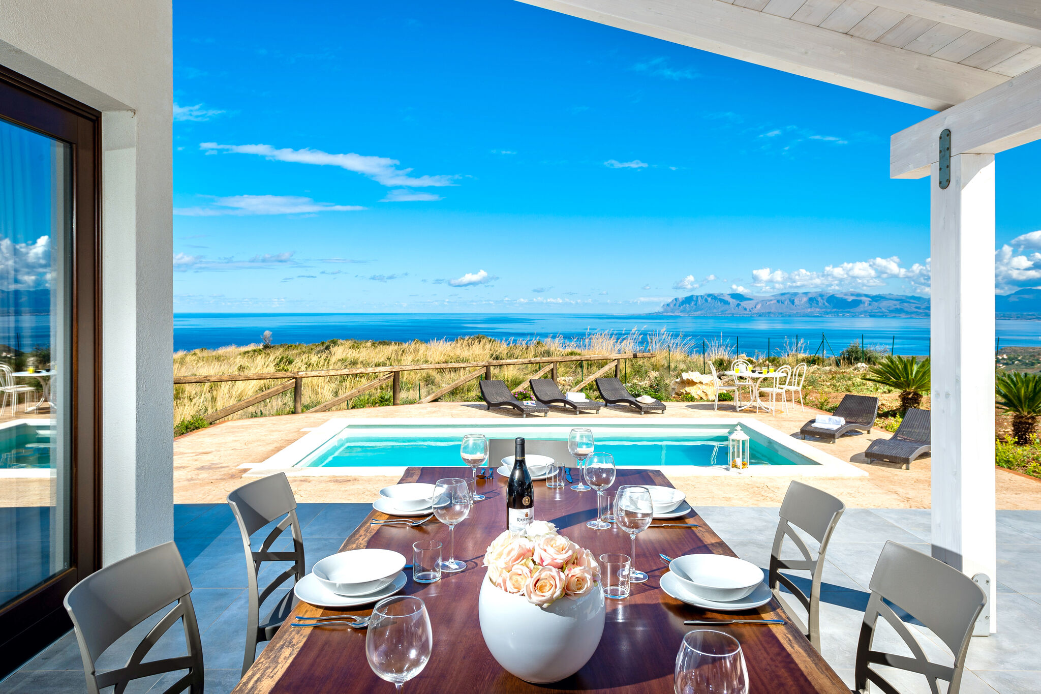 Villa élégante avec piscine privée et vue mer