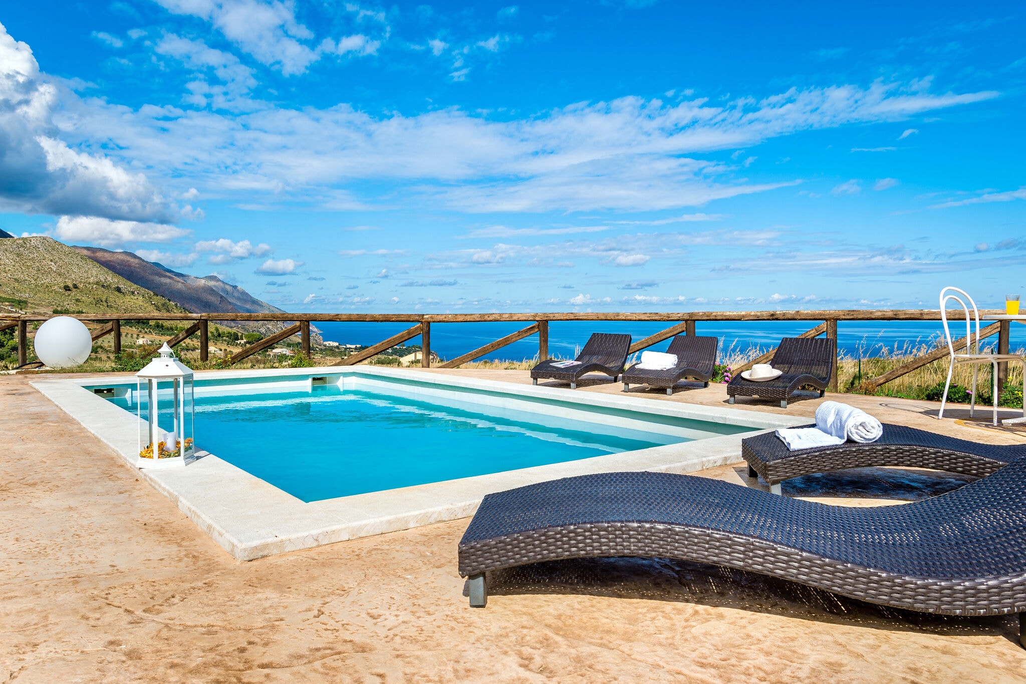 Elegante villa met privézwembad en uitzicht op zee