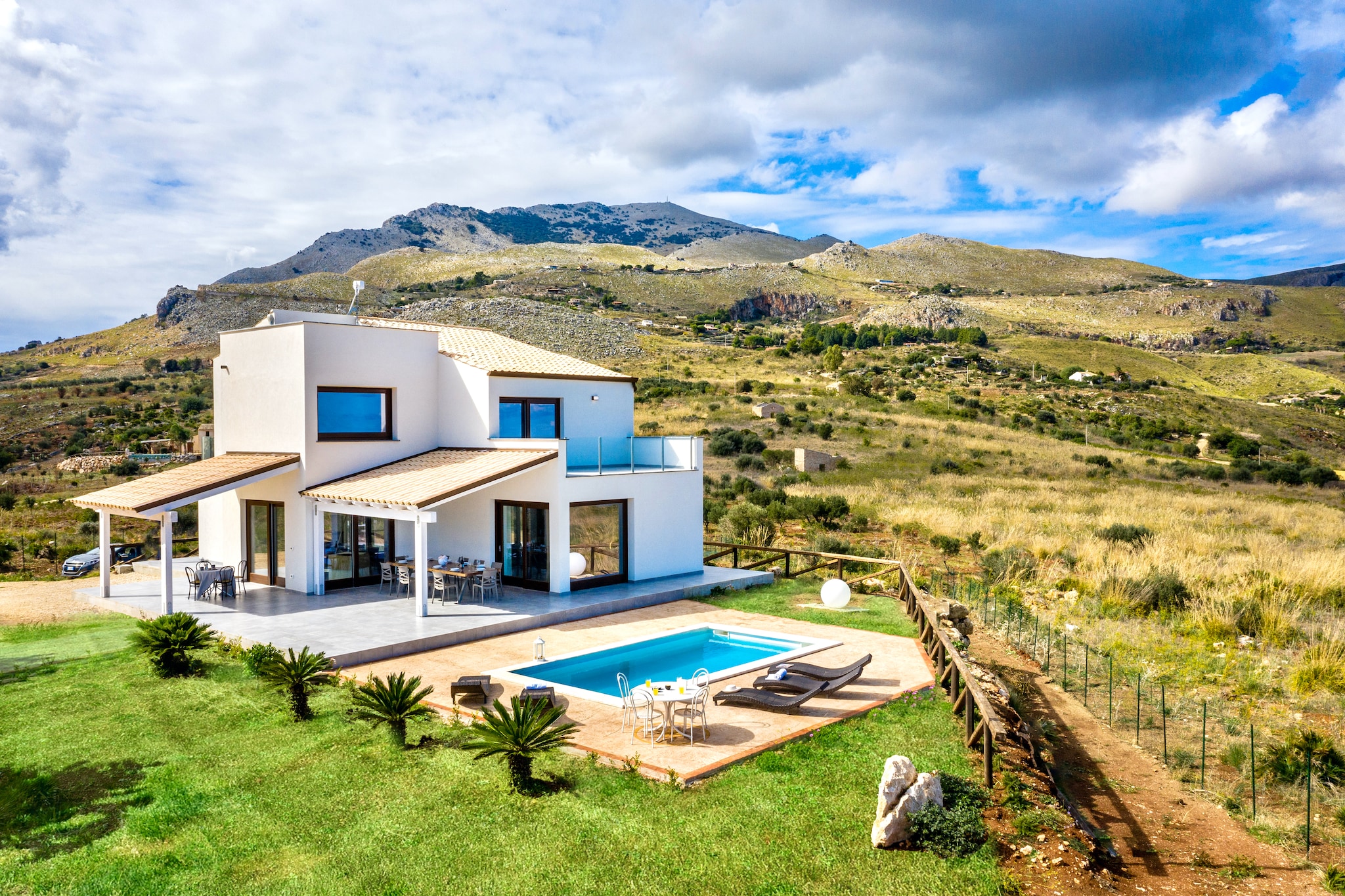 Villa élégante avec piscine privée et vue mer