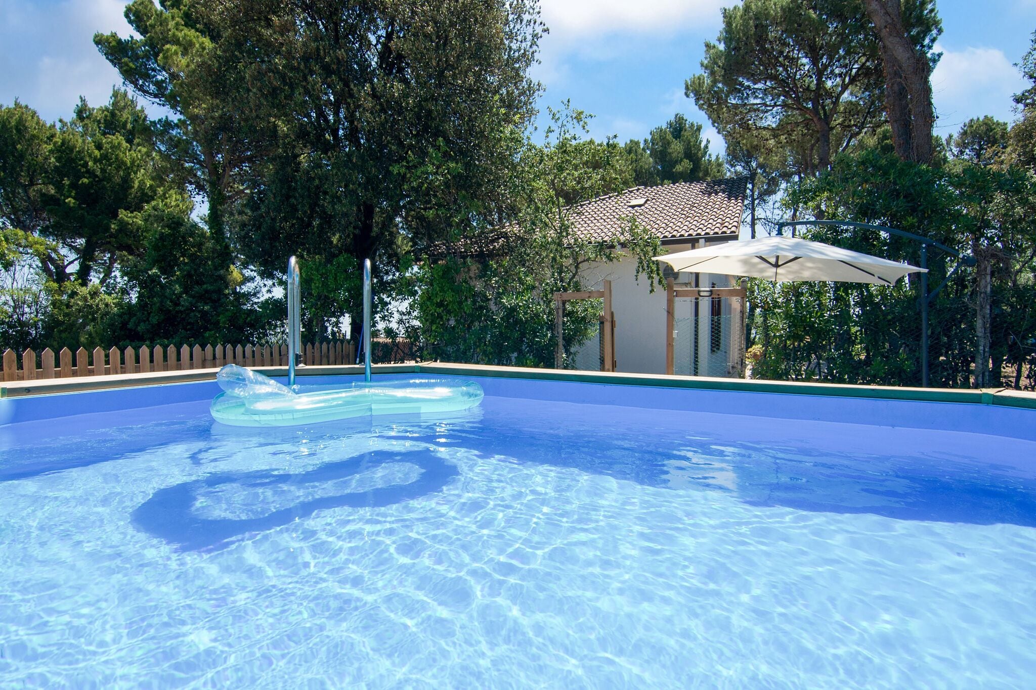 Sea view villa with private pool, 2km from the beach