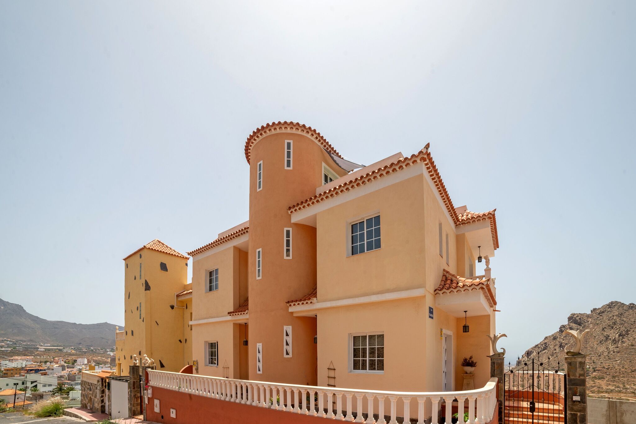 Vrijstaand vakantiehuis in Arona met een terras