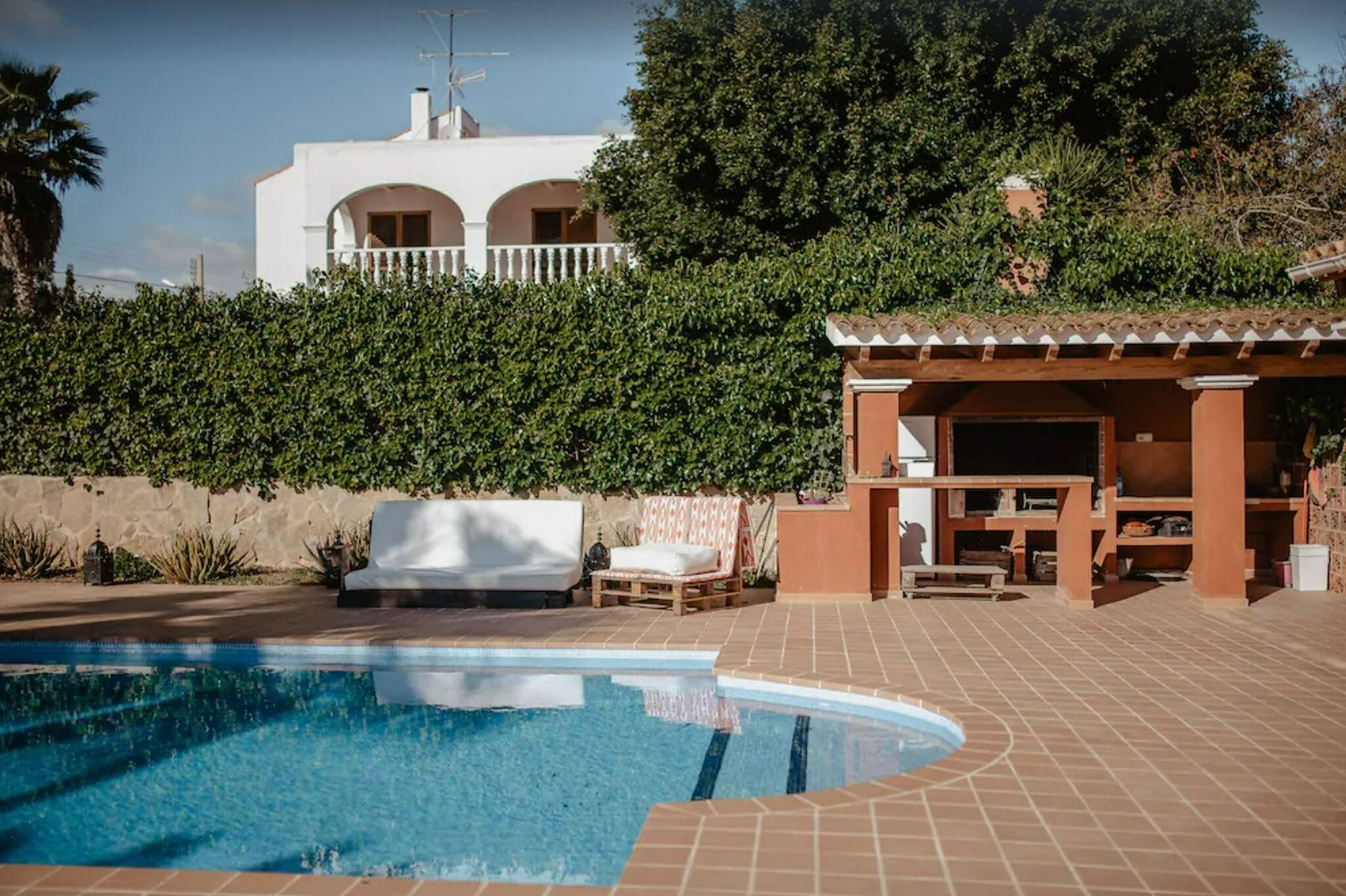 Maison de vacances spacieuse à Sant Jordi avec piscine privée