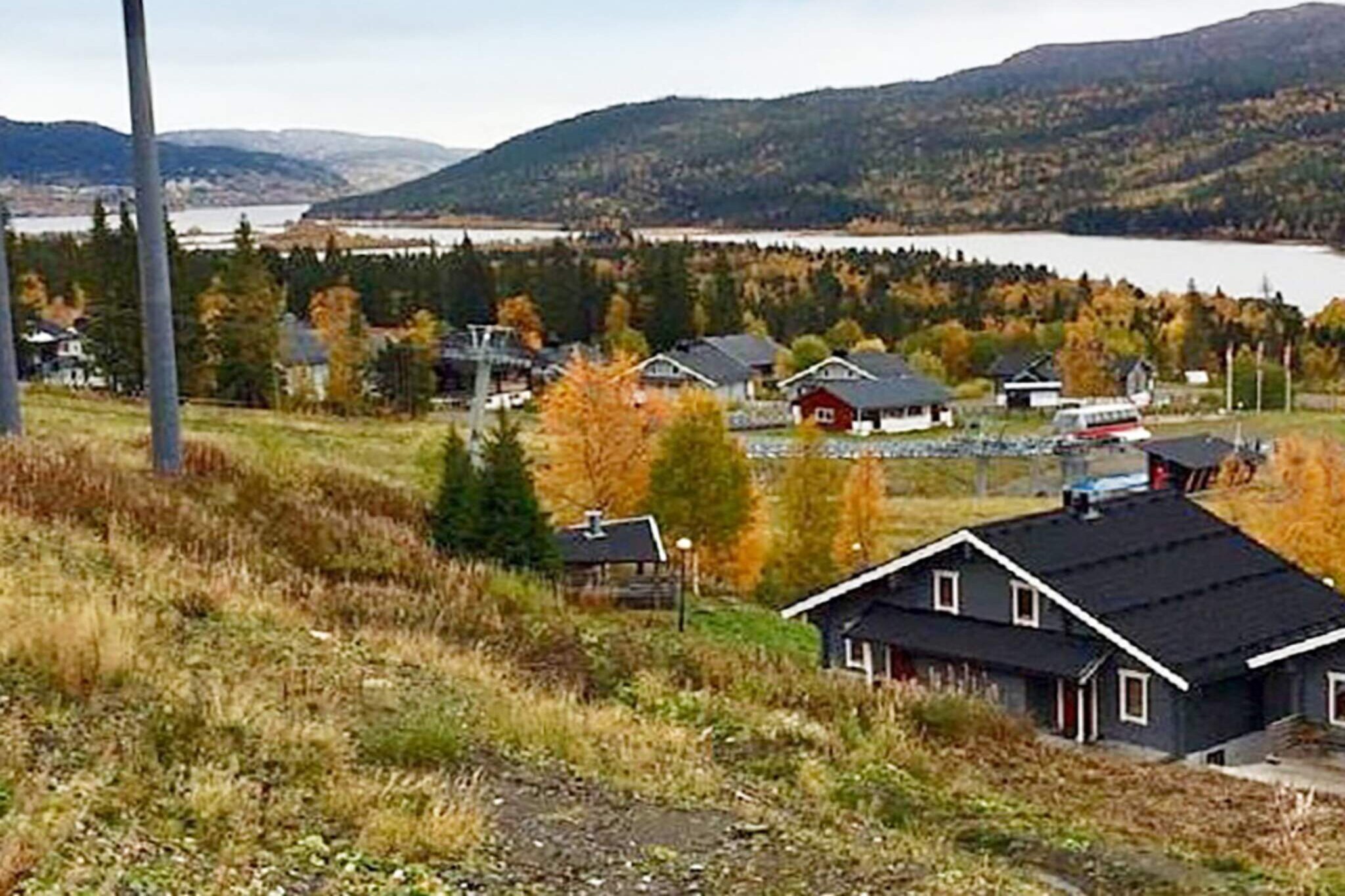 Welcome to this pleasant accommodation in Tegefjäll, a holiday village between Duved and Åre, with unbeatable proximity to beautiful nature, skiing and much more! Wake up to views you will soon forget in a cozy and homely apartment with sauna and terrace with lake views of Åresjön and Åre. Perfect accommodation all year round where you live very comfortably with short distances to hiking trails, fishing, Sweden's most powerful waterfall Tännforsen, Åreskutan and much more! Or how about going on a moose safari and cycling downhill? Let yourself enjoy a peaceful and adventurous holiday in a magical environment! In the villa, which is a terraced house consisting of four apartments, you have a separate entrance and balcony to the apartment. Your apartment is on half the ground floor. Free parking and storage outside the house and the stairs to the right takes you down to the apartment. Bright and fresh home with a homely feeling. Cozy sauna and bathroom with shower and washing machine. There is a hair dryer avaliable. One bedroom with bunkbed (80 cm) and one bedroom with a family bunk bed(120 cm, 80 cm). The apartment is equipped with all necessities. Kitchen and living room are combined in one with several windows to the large terrace to the south which adds a wonderful light and magical panoramic views. Here you also have a sofa bed for one person (90 cm). Let your eyes wander on the horizon and enjoy nature's masterpieces. Sit down on the 30 sqm terrace after a day full of adventure, then treat yourself to a warming sauna! In Tegefjäll there is a lot to discover, it is very beautiful to hike on Tegefjällsberget and pick berries and mushrooms. There are several attics and barbecue facilities, perfect break during a long excursion. Below the mountain you can see Tegeforsen, where you can also swim, grill and fish. You also do not want to miss Sweden's largest and most powerful waterfall, Tännforsen about 17 km west of Tegefjäll, which offers an incredible show! Ristafallet is also worth a visit about 25 km east of Åre, where the recording was made by Astrid Lindgren's Ronja Rövardotter. In central Åre you will find most of what you may need; shops, cafes, restaurants, indoor swimming pool, paddle courts and a charming square to stroll on. Take the cable car up to Åreskutan to enjoy the view. If you want to go on organized tours, there is a lot to choose from, everything from guided bus tours, sleigh rides with Alaskan Huskies dogs, moose safaris and fishing trips. Also take the opportunity to rent a canoe and ride downhill by mountain bike! The list can be made long of all the activities this accommodation offers. You are able to charge your electric car on site. Tip! In Ullån you can swim in a natural water park, with small pools and waterfalls, a fun outing for the kids!