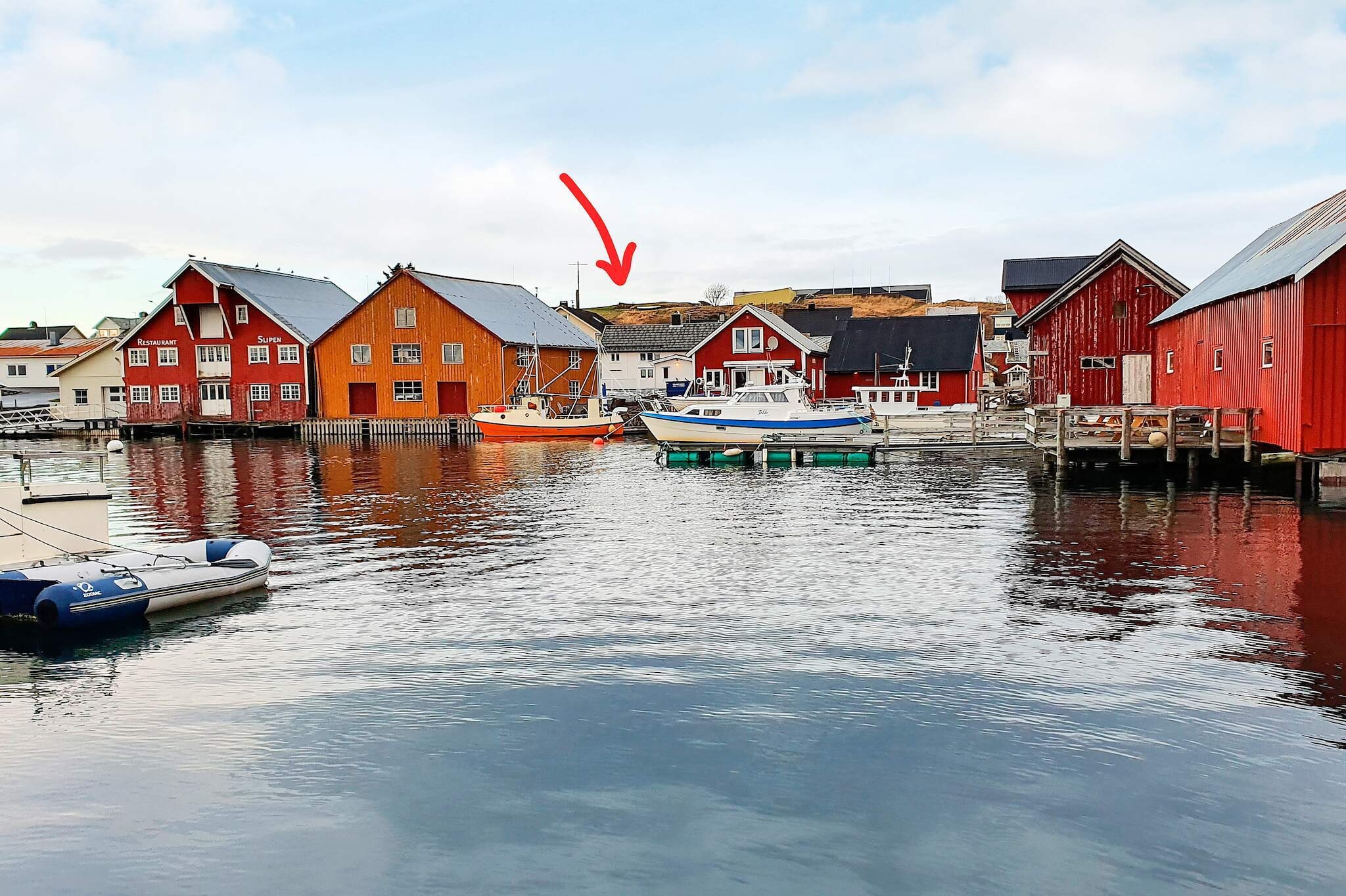 Holiday house located in the beautiful fishing village Bud, the place for coastal culture and fishing holidays. Including final cleaning. The entire holiday home has been renovated in 2025, as well as new furniture. Located with views to the boathouses, sea houses and the harbor in Bud. Internet for streaming 500 Mbits speed. Satellite with German, Norwegian and international TV channels. The bedroom with a double bed is the largest and a walk-through room, i.e. you have to go through this bedroom to get to the bedroom with the single bed. In the bedroom with 2 single beds, each 90 cm wide, the beds can be connected to make a double bed. On the ground floor there is aslo a sleeping alcove with a daybed (good mattress, 185 cm long x 150 cm wide) behind a curtain facing the living room. It is 400 meters to the bathing possibility from rocks/pier and 4 km to the shallow sandy beach. Recognized fish restaurant 100 meters. Hiking trail, 7 km long coastal path. The mountain, Gulberget 160 masl, with an incredibly beautiful view of the fishing village Bud. Atlantic Road, 26 km. Farstadsanden 16 km, here you can find good waves for surfing and kiting. Gaustadvågen nature reserve 29 km away, can be recommended for bird watchers and walkers. Ergan Kystfort and Kystmuseum show life along the coast from the Stone Age to the development of the gas hub Ormen Lange, and the war history from World War II. Life jackets are included. Boat for rent by floating jetty and boathouse, 400 m from the holiday home. Covered filleting area for fish with running water and light by the boathouse. Freezer and room for fishing equipment, fishing clothes for drying etc. in the boathouse. Short distance by boat to good fishing spots.  1x21 foot Kvernø 630 aluminum boat with 100 HP Yamaha, Gps / Chartplotter / Echosounder, 10 pole holders.