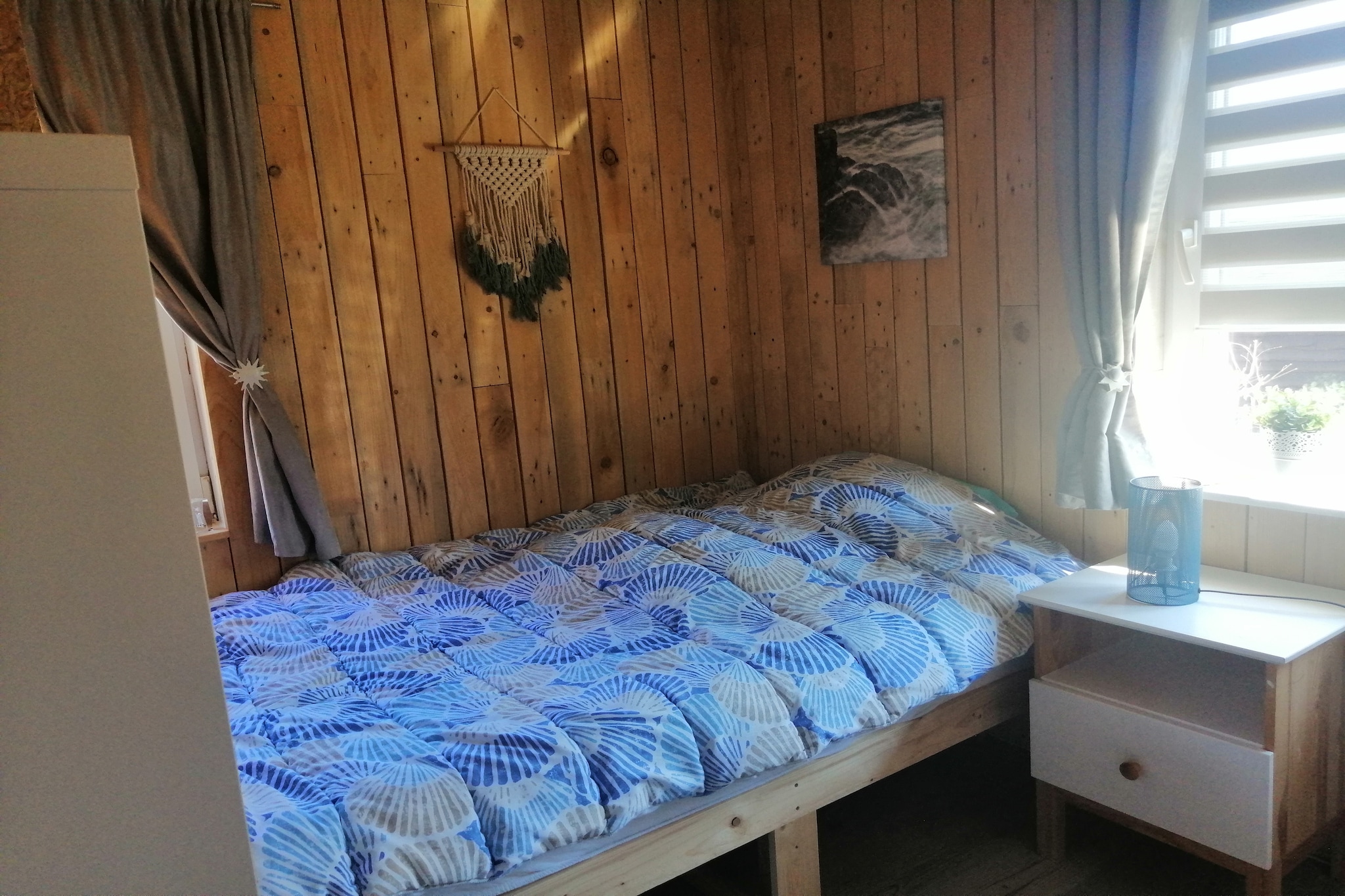 Ground floor: (Sitting room(TV(flatscreen, digital), stove(Pellet), seating area), dining room(dining table(4 persons)), open kitchen(electric kettle, toaster, cooker(4 ring stoves, ceramic), hood, coffee machine, oven(grill-oven), microwave, dishwasher, fridge-freezer), bedroom(double bed(twin duvet, twin fitted sheet, 140 x 200 cm), heating(electric)), bathroom(shower, washbasin, toilet), terrace)\n\nbedroom(double bed(twin duvet, twin fitted sheet, 140 x 200 cm), heating(electric)), Children\'s bedroom(heating(electric), children\'s bed), garden doors, garden(landscaped garden, partially fenced), bicycle storage, garden furniture, sun loungers, BBQ, parking, deckchairs, parasol, children\'s bed, ironing board, party games, Garden shed