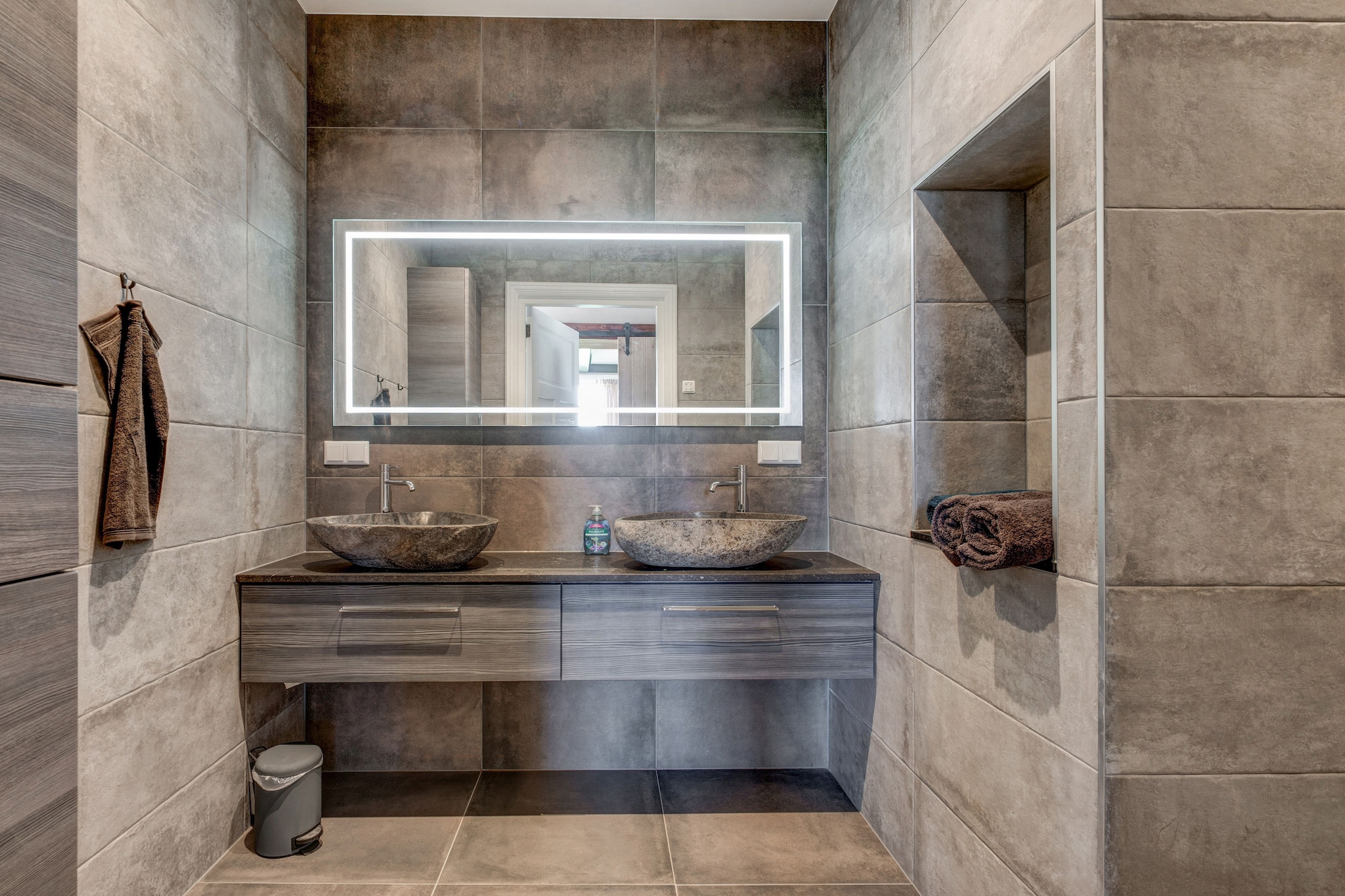 Stylish Farmhouse with Spa Tub