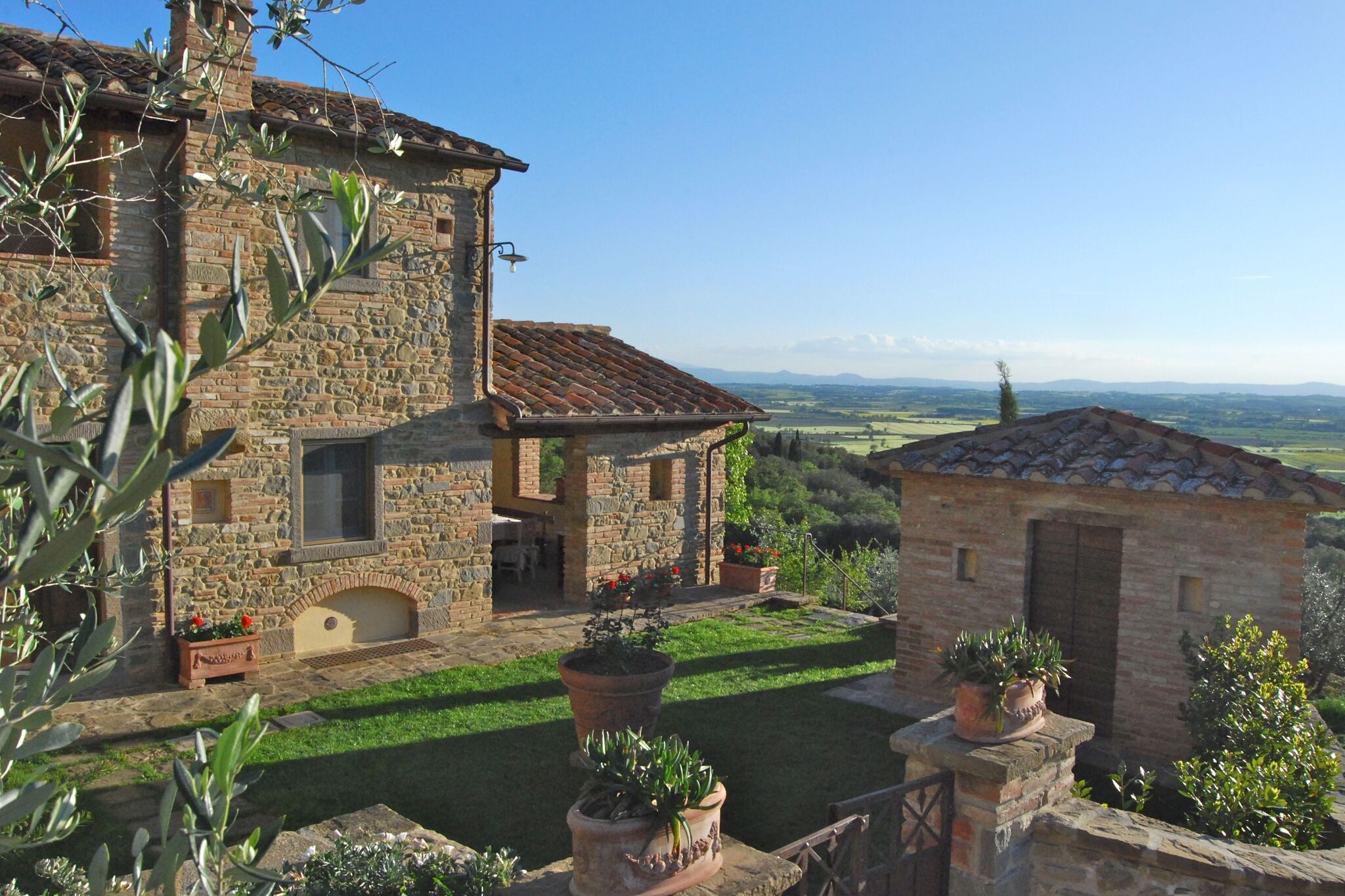Attractive Holiday Home in Cortona with Swimming Pool