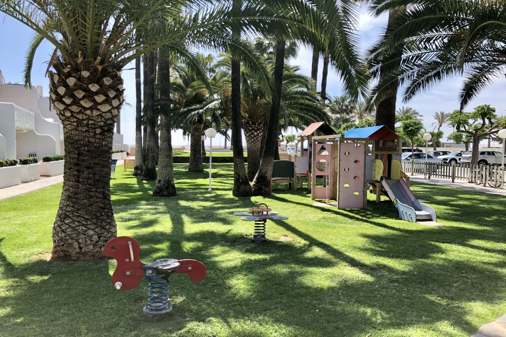 hallway, open kitchen(toaster, coffee machine, oven, microwave, dishwasher, fridge, washing machine), Living/diningroom(double sofa bed, TV(flatscreen, satellite), heating, air conditioning), bedroom(2x single bed), bedroom(2x single bed), bathroom(shower, washbasin, toilet), Internet access, balcony or terrace, garden furniture, swimming pool(shared with other guests)