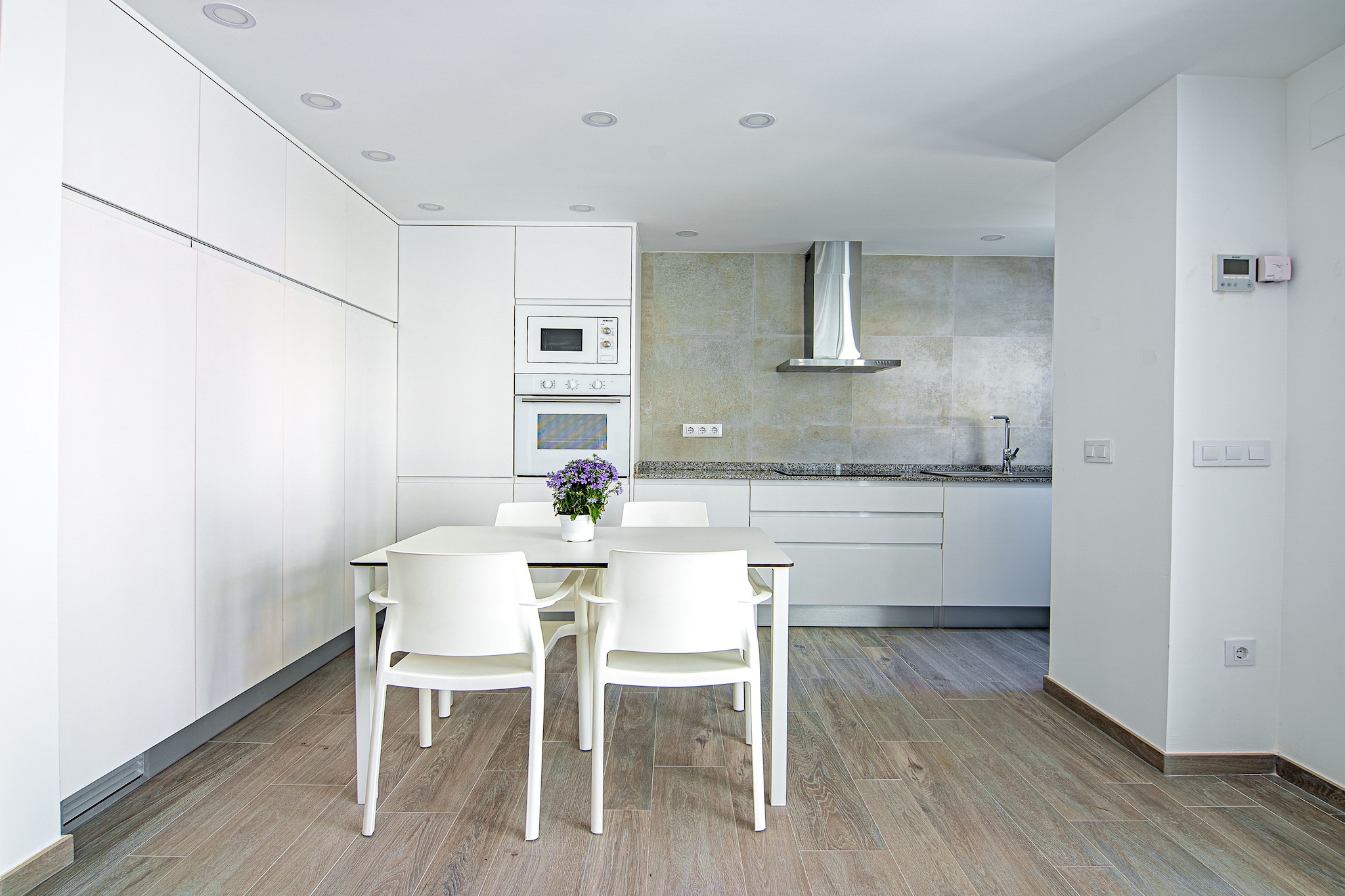 The complex consists of a number of buildings with a maximum of three floors each. The buildings contain well kept, attractively furnished apartments. The apartments are on the ground floor or on one of the upper floors. All apartments have a balcony or terrace with garden furniture. There is one parking space per apartment.

The apartments in this type have been completely renovated.