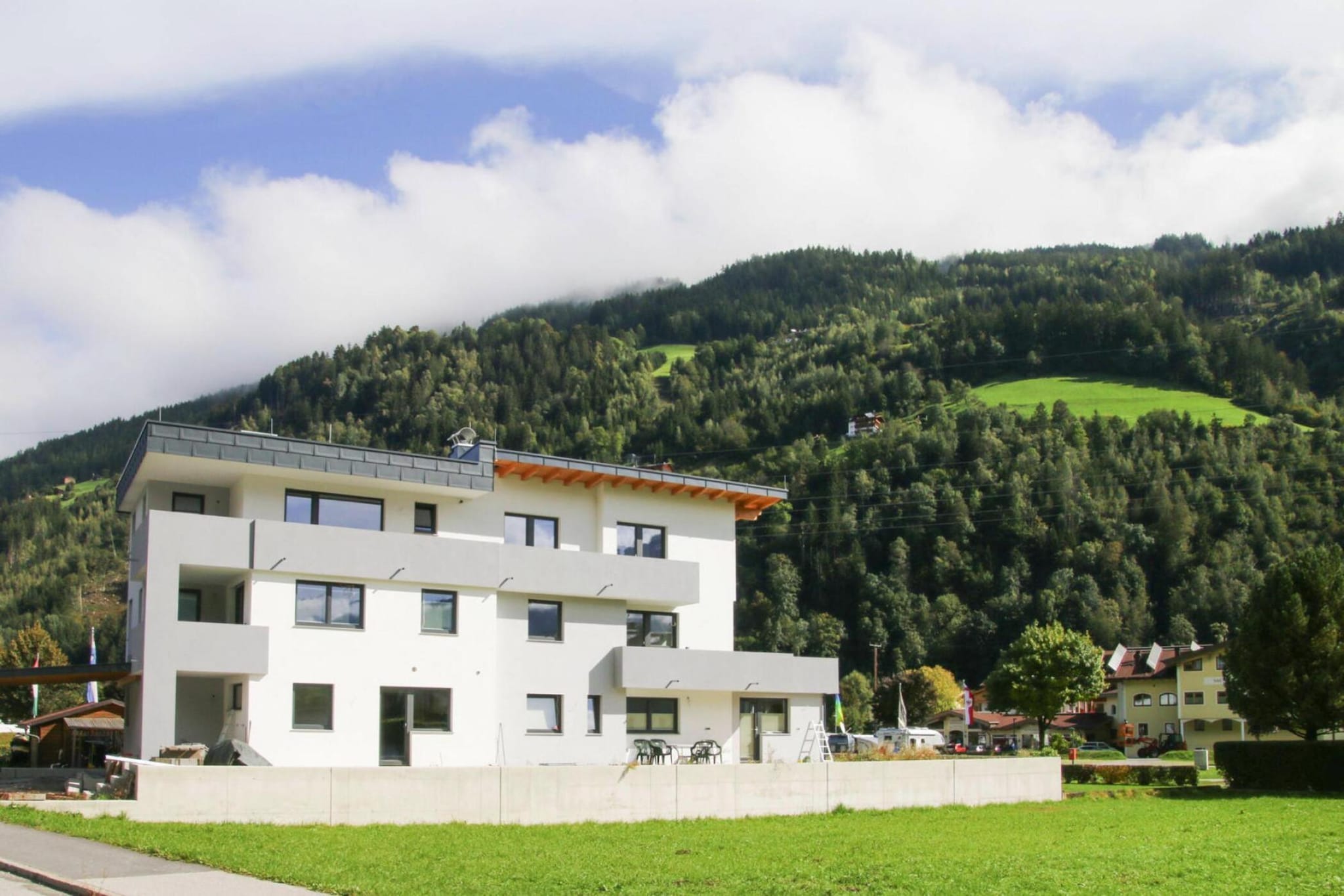 This newly built holiday home, completed in 2019, offers two fully equipped apartments, providing a modern and comfortable stay. Located directly at Camping Auenfeld in Aschau, the property offers guests easy access to a variety of facilities at the nearby campsite, just 50 meters away. For a fee, you can enjoy amenities such as a wellness area, a bathing lake, a tennis court, and a climbing hall, ensuring both relaxation and recreation.
The tranquil village of Aschau in the Zillertal is the perfect base for outdoor enthusiasts. Surrounded by stunning mountain landscapes, it's an ideal starting point for hikes, mountain biking, and climbing. Embark on an unforgettable hike or a thrilling cycling tour along the Zillertaler Höhenstraße, one of Austria's most scenic alpine roads. For those seeking a more adventurous experience, the Zillertal climbing center, located in the heart of the Aufenfeld leisure park, offers a 16-meter high climbing hall with both indoor and outdoor routes catering to all skill levels.
Whether you're looking to unwind with wellness activities or explore the natural beauty of the region through outdoor sports, this holiday home offers the perfect blend of relaxation and adventure in the heart of the Zillertal.