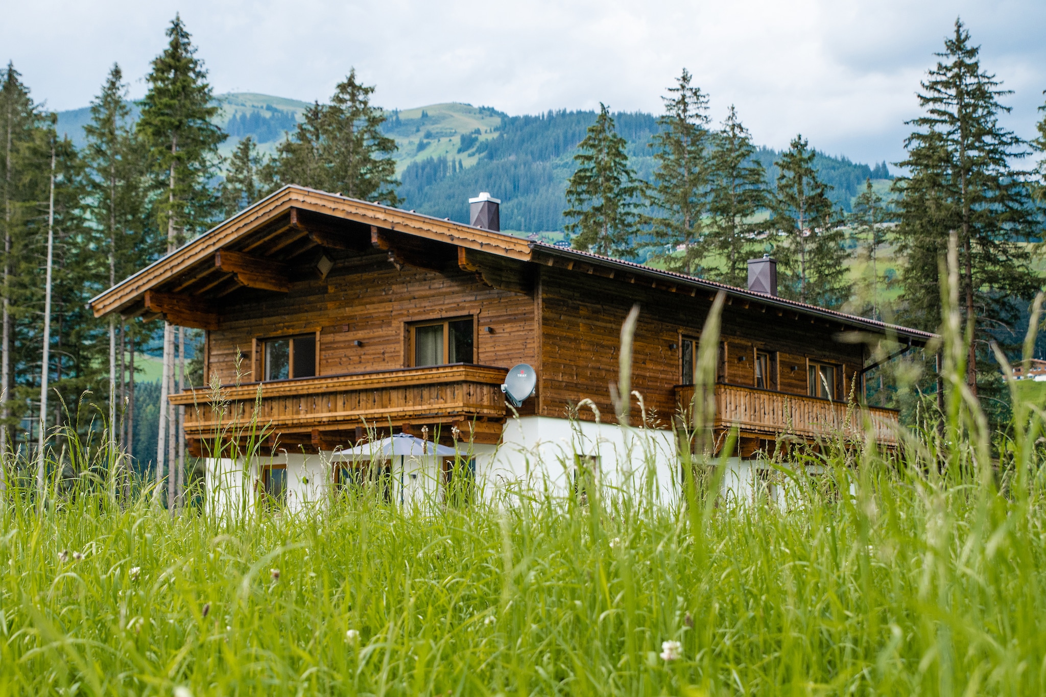 Newly built chalet in an absolutely quiet location on the edge of the forest: your holiday home ensures a particularly pleasant living environment. When designing and furnishing, attention was paid to a feel-good atmosphere - open and light-flooded rooms, a sauna on the upper floor and the comfortable furnishings make the heart beat faster. The Chalet Freiblick has 2 floors and gives you a spacious feeling. In addition to the living room, each bedroom has a satellite TV (a total of 7 in the house). Enjoy the view of the mountains from your terrace or balcony and relax after a long day of hiking in the sauna, which is on the 1st floor in the bathroom with shower. Take a holiday in the district of Jochberg (Hollersbach municipality): Here in the Hohe Tauern National Park, between crystal-clear mountain lakes, blooming alpine meadows and rushing waterfalls, nature lovers will find one of the most beautiful landscapes in Europe. Hikers and athletes also get their money's worth in the national park area and enjoy the alpine fauna and flora.On dull weather days, visit the Tauern SPA in Kaprun or the Hohe Tauern National Park Center in Mittersill. The Hohe Tauern National Park offers stunning landscapes with crystal-clear lakes, blooming meadows, and waterfalls. The picturesque village of Hollersbach, at the valley's entrance, is a great starting point for hikes. Enjoy the village's herb garden and the "Hollidee" leisure facility with a natural bathing lake, sunbathing area, playground, beach volleyball court, skate park, and tennis courts. The Panoramabahn KitzbÃ¼hler Alpen connects to the famous KitzbÃ¼hel ski area in winter and offers scenic hikes and views in summer.