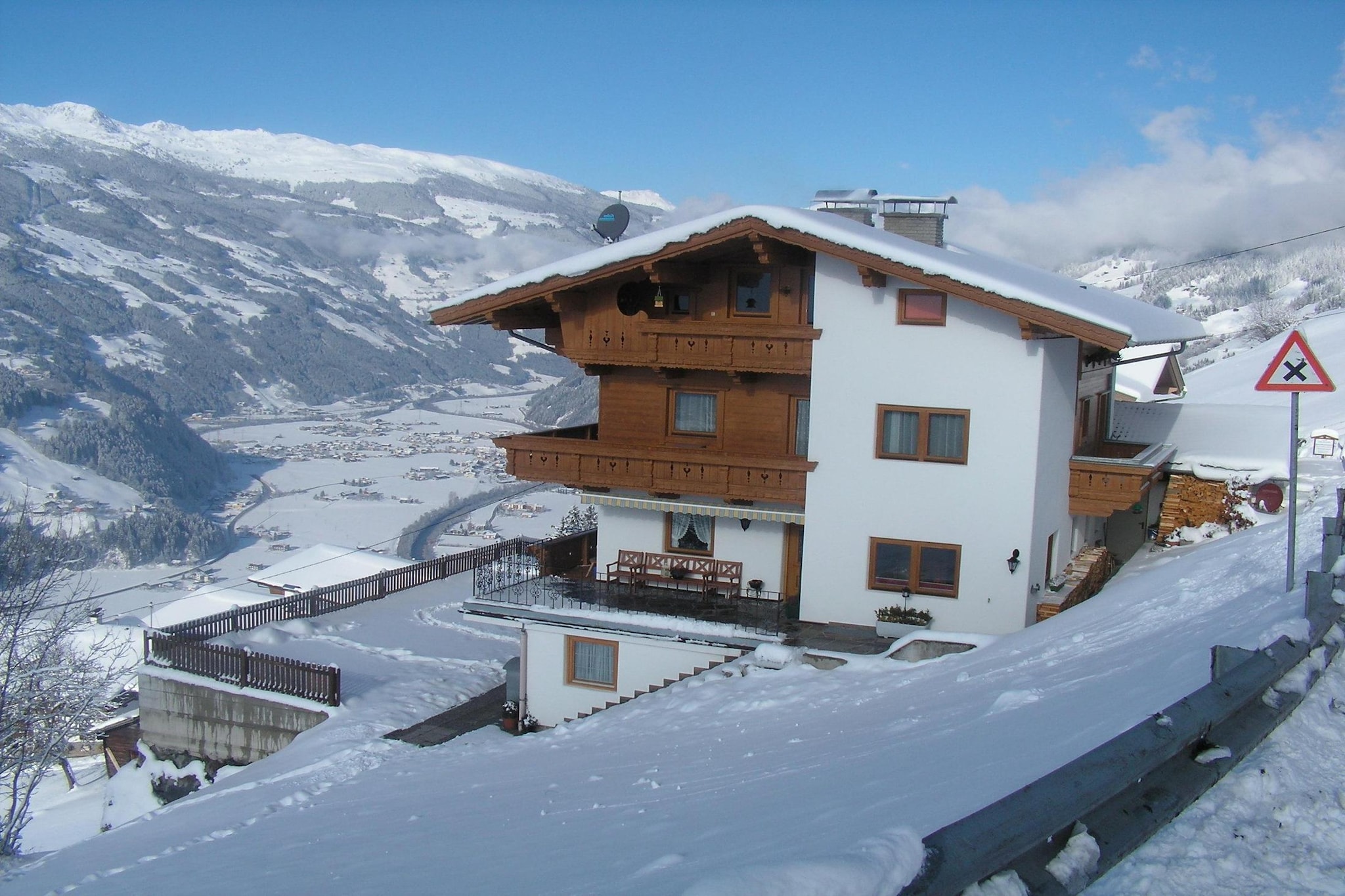 Ground floor: (dining room(dining table), Kitchen(hob(4 ring stoves, ceramic), toaster, coffee machine, oven, microwave, dishwasher, fridge-freezer))\n\nOn the 1st floor: (bedroom(single bed, double bed), bedroom(double bed), bedroom(double bed), bedroom(single bed, double bed), bathroom(shower, toilet), bathroom(shower, toilet), bathroom(shower, toilet), bathroom(shower, toilet))\n\nbalcony, heating(oil), garden, garden furniture, parking, parasol, high chair, baby crib(free)