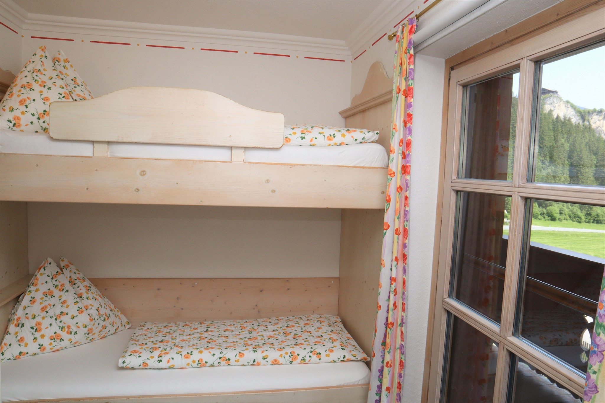 On the 3rd floor: (open kitchen(dining table, hob(4 ring stoves, ceramic), electric kettle, toaster, coffee machine, oven, dishwasher, fridge-freezer), Living/diningroom(TV(satellite, german television channels)), bedroom(double bed), bedroom(bunk bed), bathroom(shower, toilet), balcony, baby crib(free))\n\nstove(tiled), garden furniture, parking